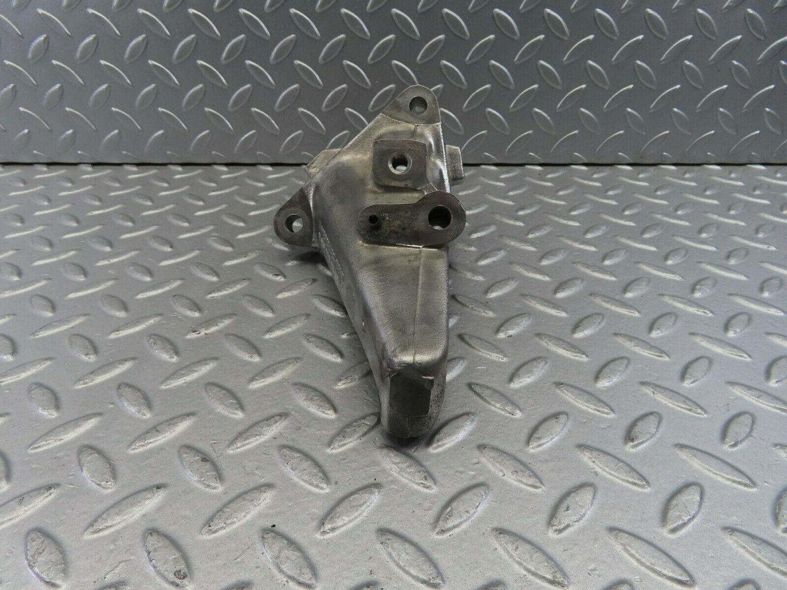 10077 Mercedes-Benz C123 230CE Coupe Engine Mount Bracket Left Side 1022230504