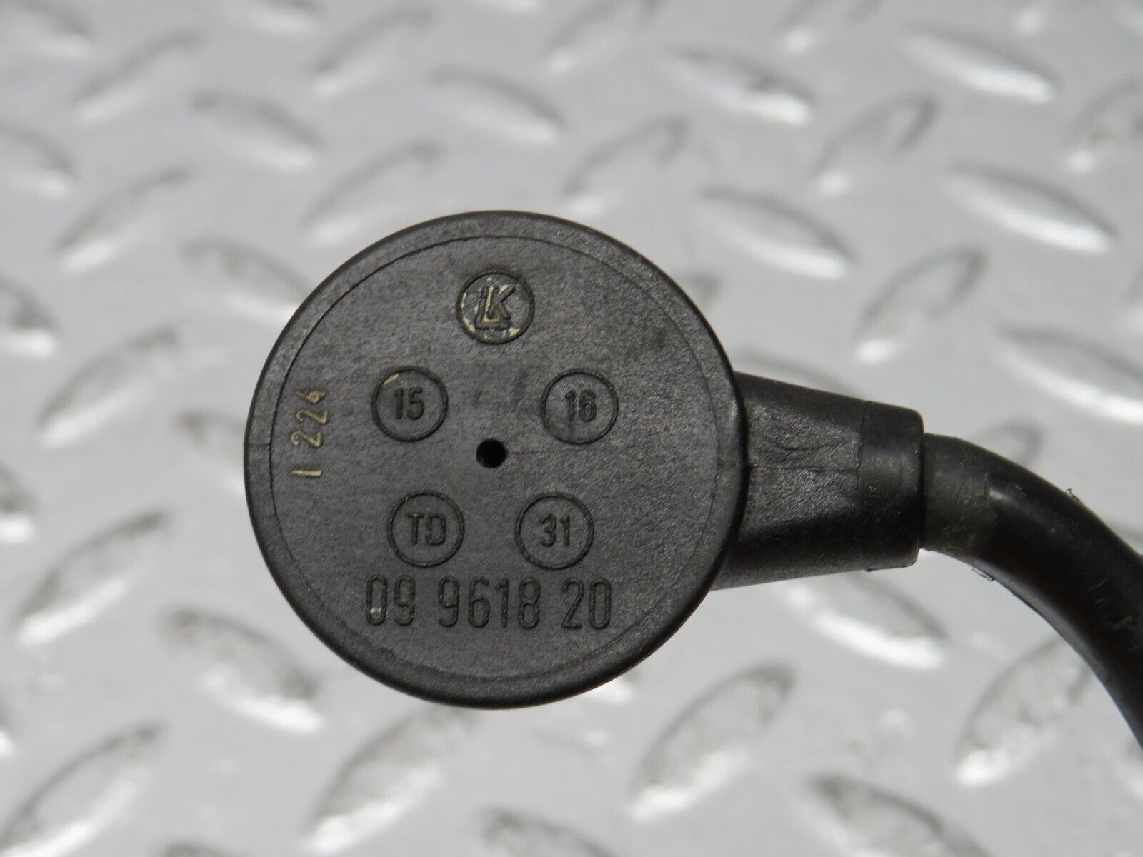 30881 Mercedes-Benz W201 190E 2.0L Ignition Control Unit Cable 2015404409 09961820