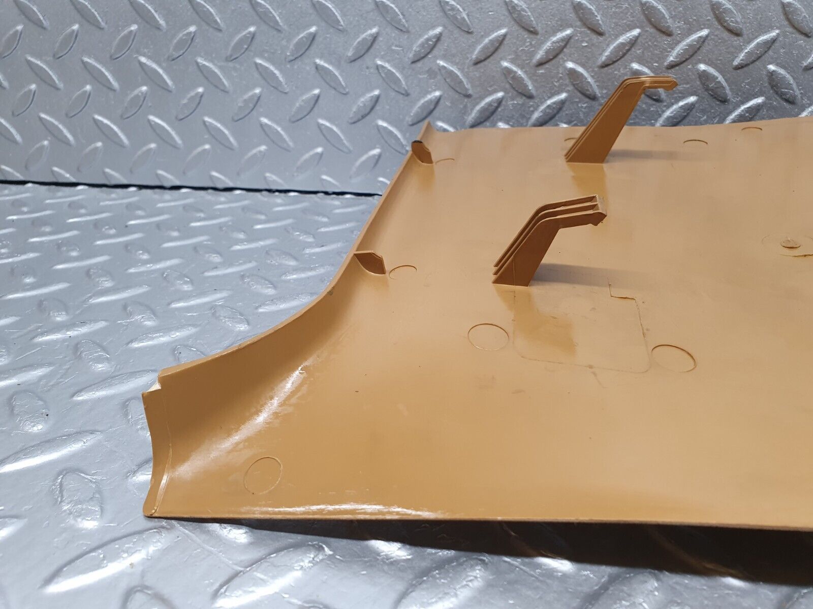 41385 Mercedes-Benz W124 200E Front Right Kick Panel Palomino 1246800306