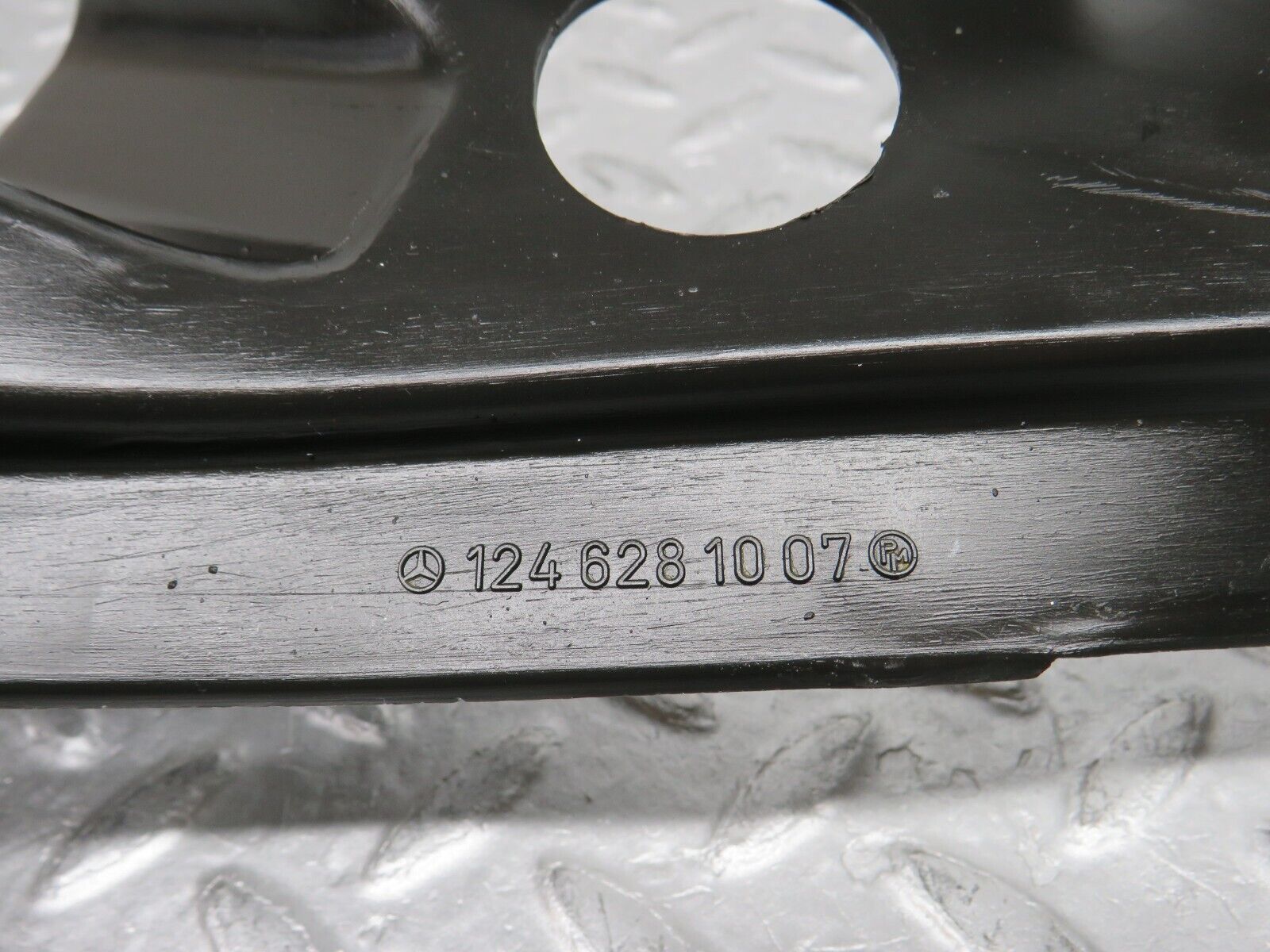 37777 Mercedes-Benz A124 320E Cabriolet Covering Side Member Pair 1246280907 1246281007