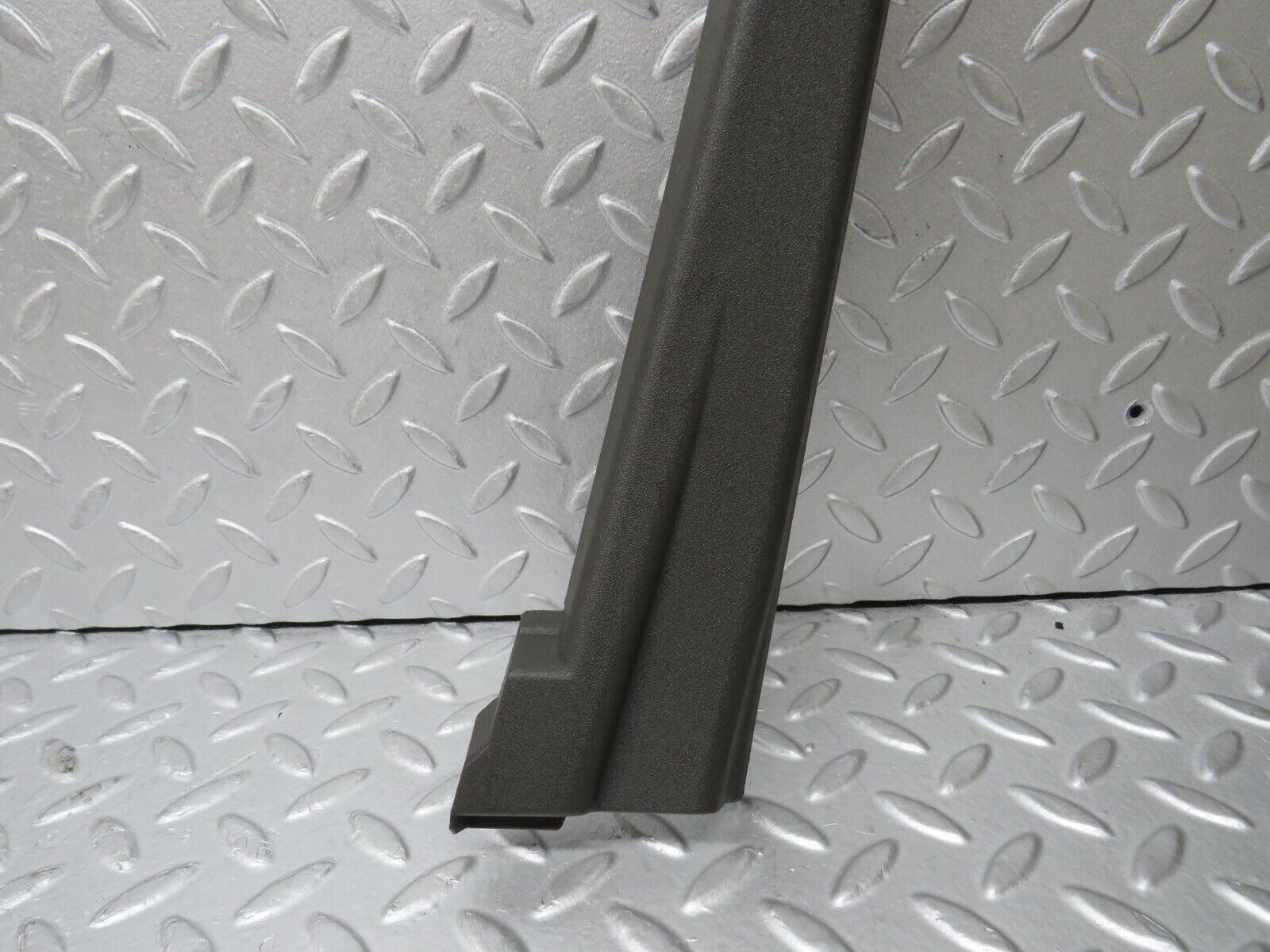 35285 Mercedes-Benz W221 Front Right Door Window Frame Trim 2217250271