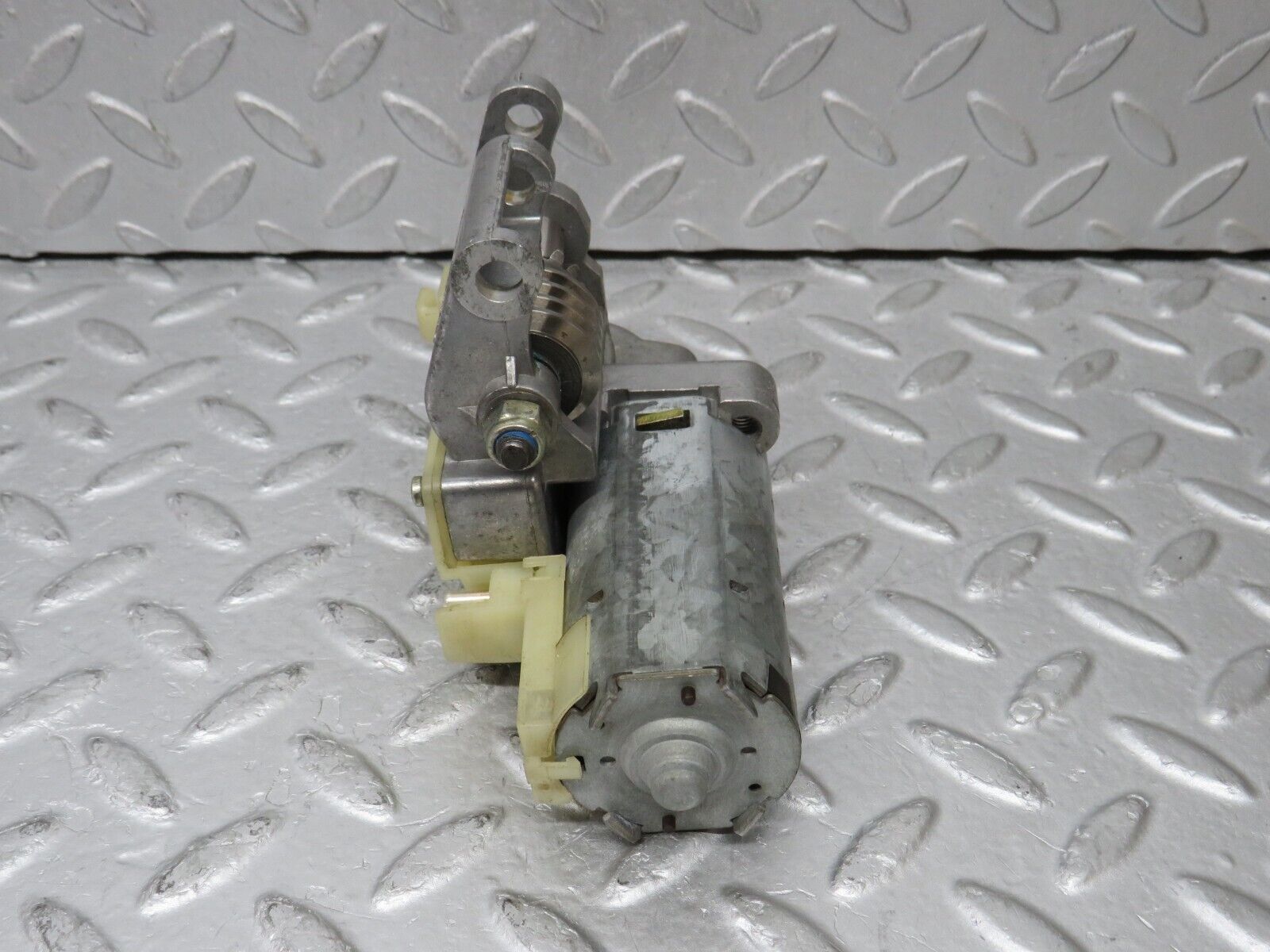 37989 Mercedes-Benz A124 320E Cabriolet Steering Column Adjustment Motor 1264600325