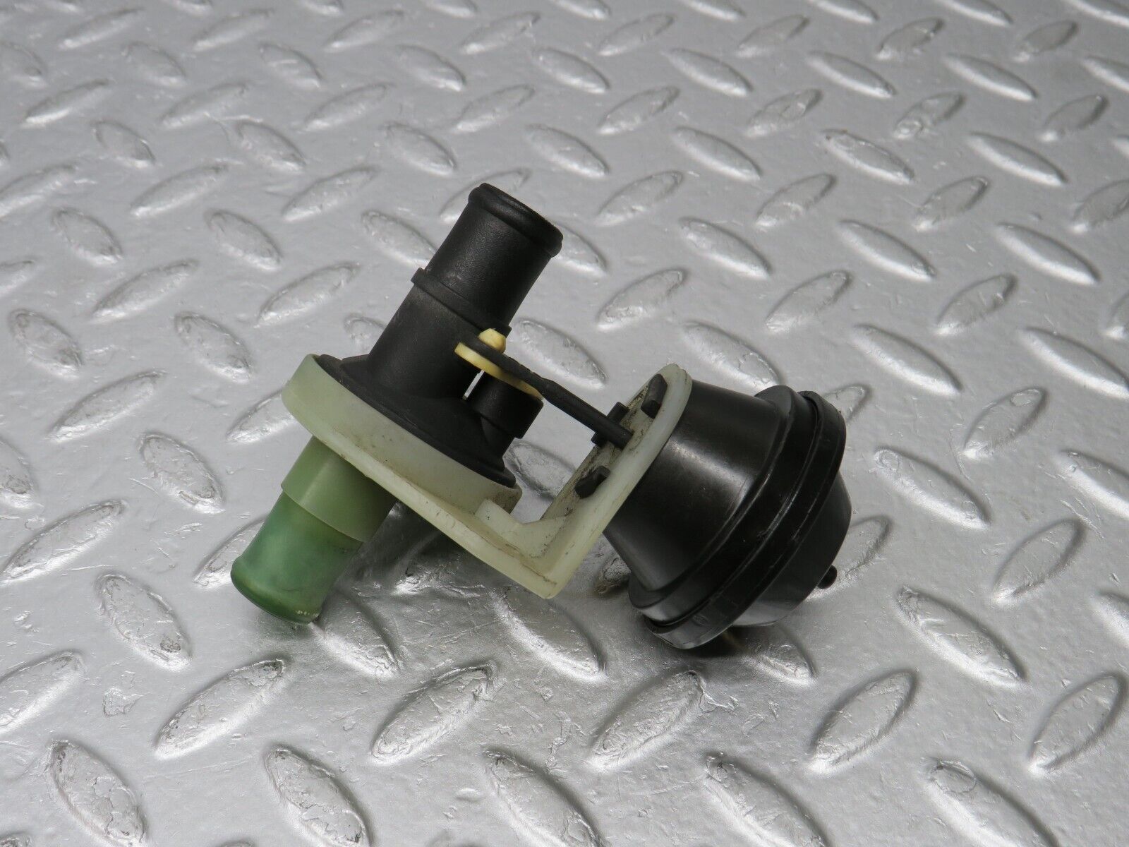 38798 Mercedes-Benz W201 190E 2.6L Heater Control Valve