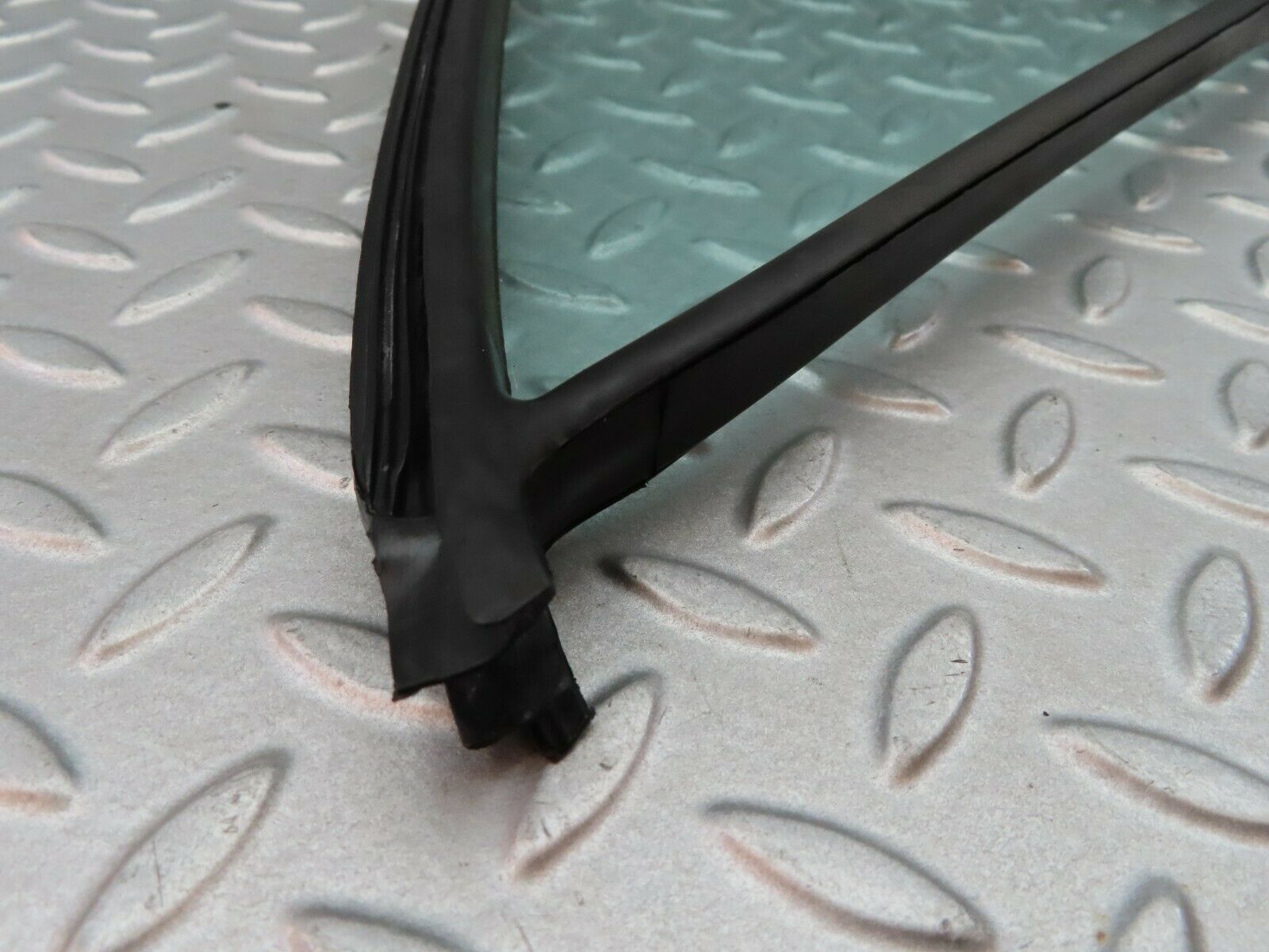 6310 Mercedes-Benz W126 380SE Rear Left Quarter Window Glass