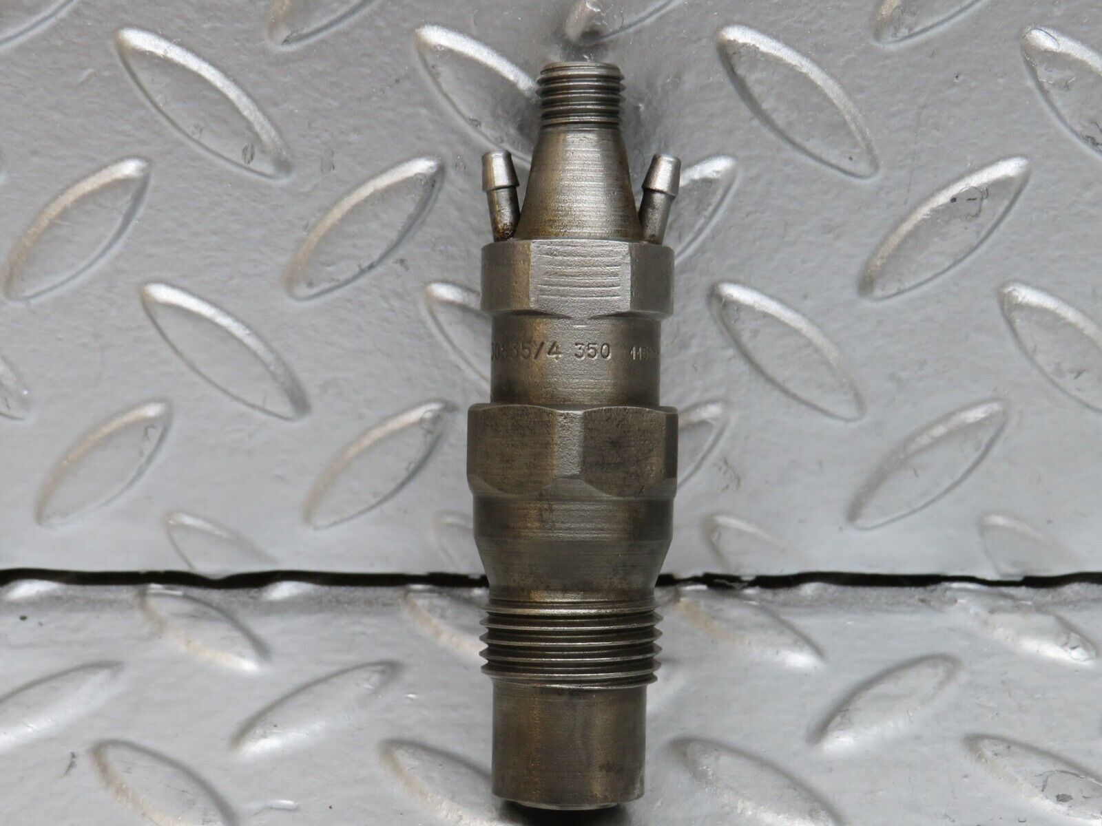 28504 Mercedes-Benz S123 240D Wagon Fuel Injector Bosch KCA30S35/4