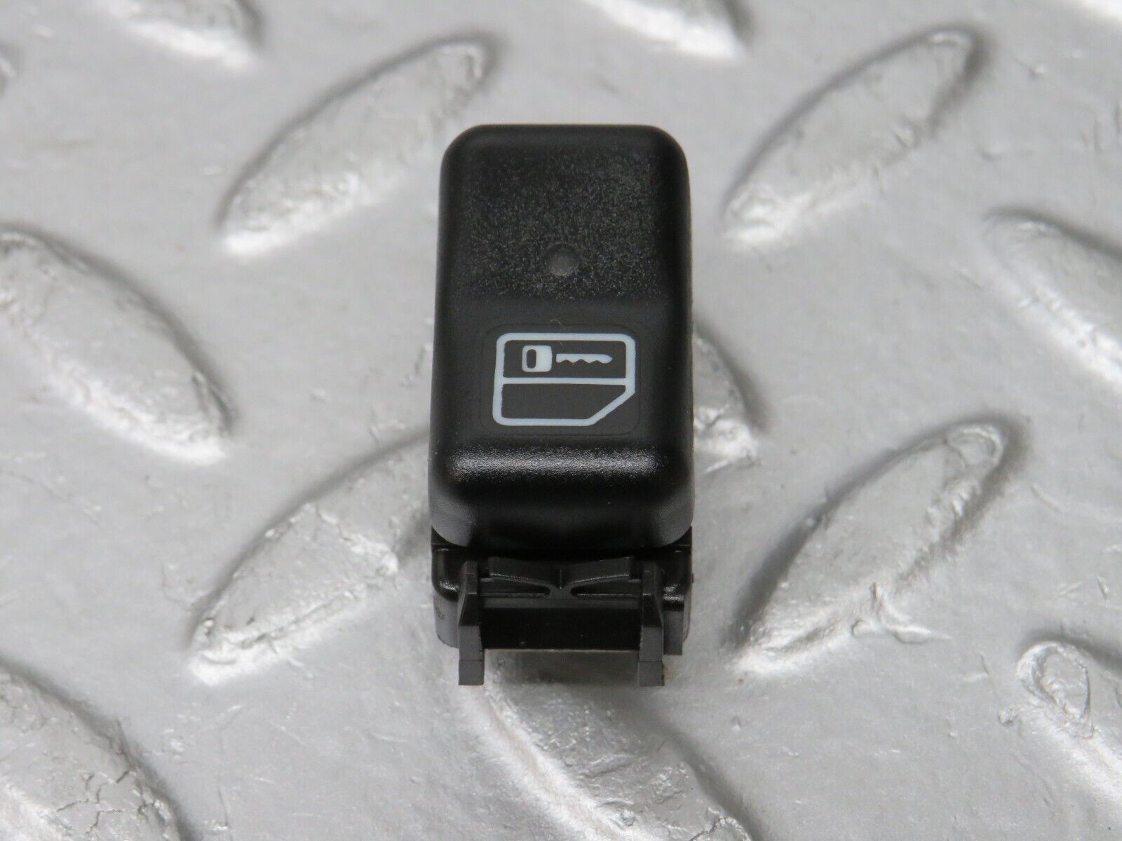 33332 Mercedes-Benz W202 C180 Central Locking Switch 2028204010