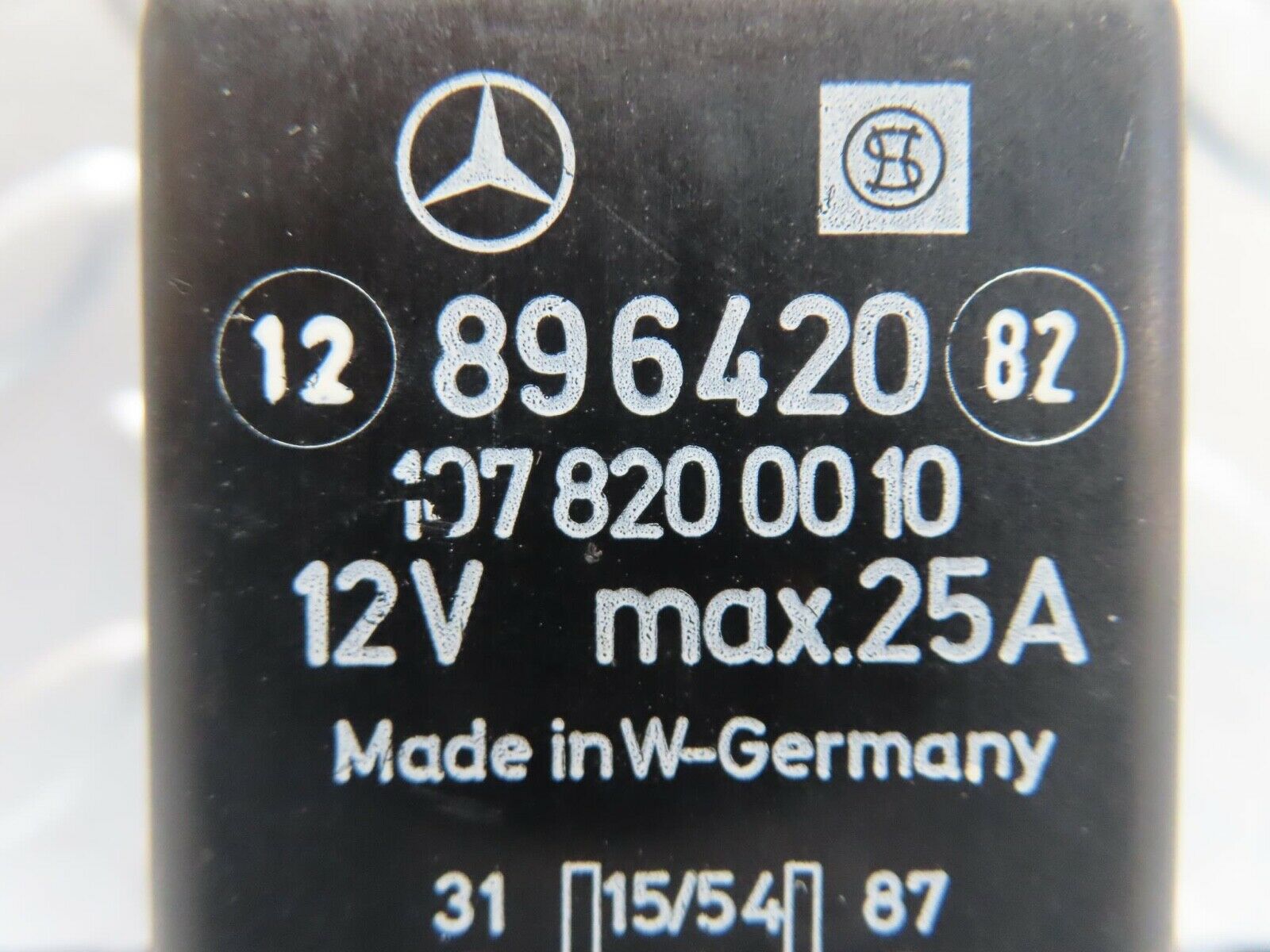 16122 Mercedes-Benz W123 280E Rear Heated Windscreen Relay 1078200010