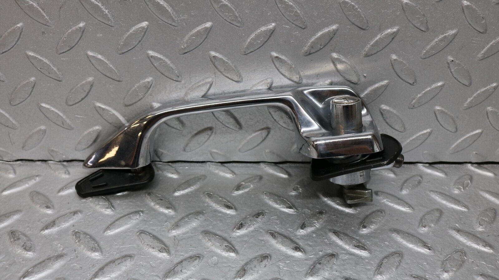 37276 Mercedes-Benz W109 300SEL Front Left Door Handle No Key 1087661301