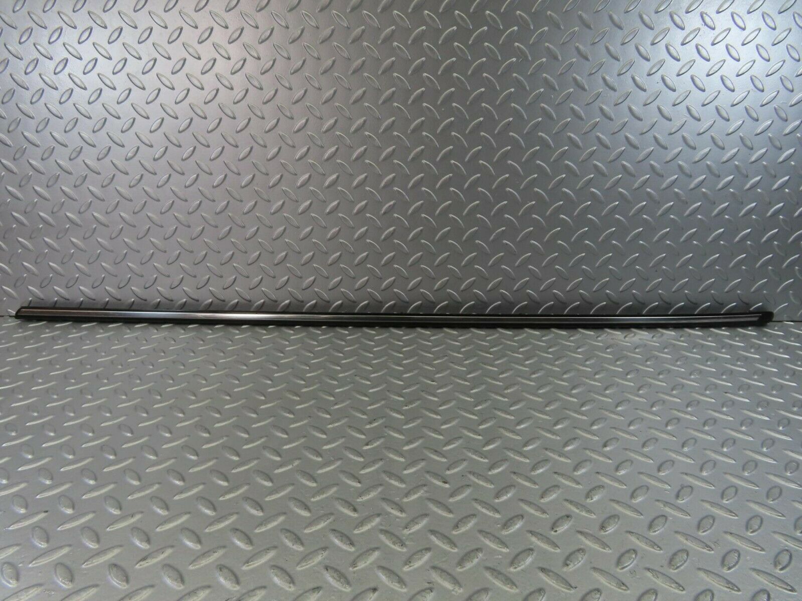 10275 Mercedes-Benz W123 Front Right Fender Wing Centre Moulding Trim