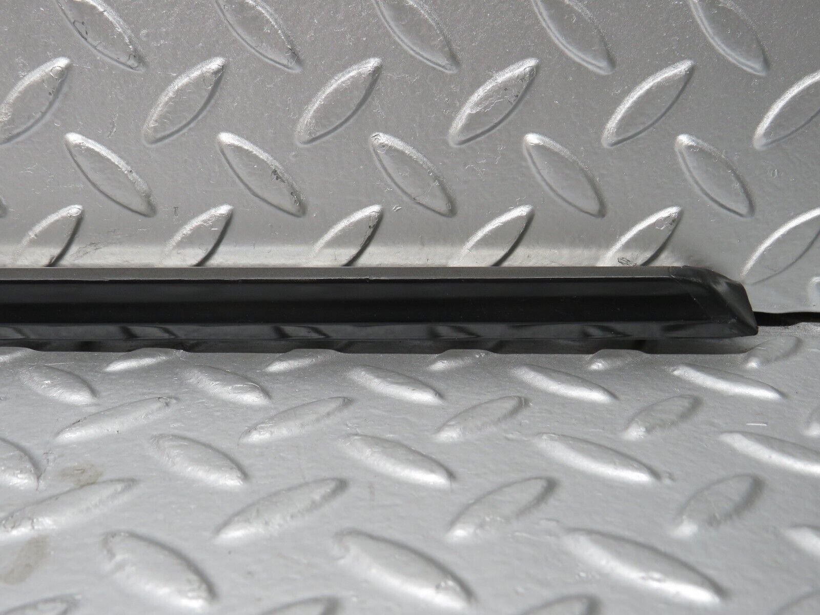 32110 Mercedes-Benz W123 230E Front Right Door Centre Moulding Trim