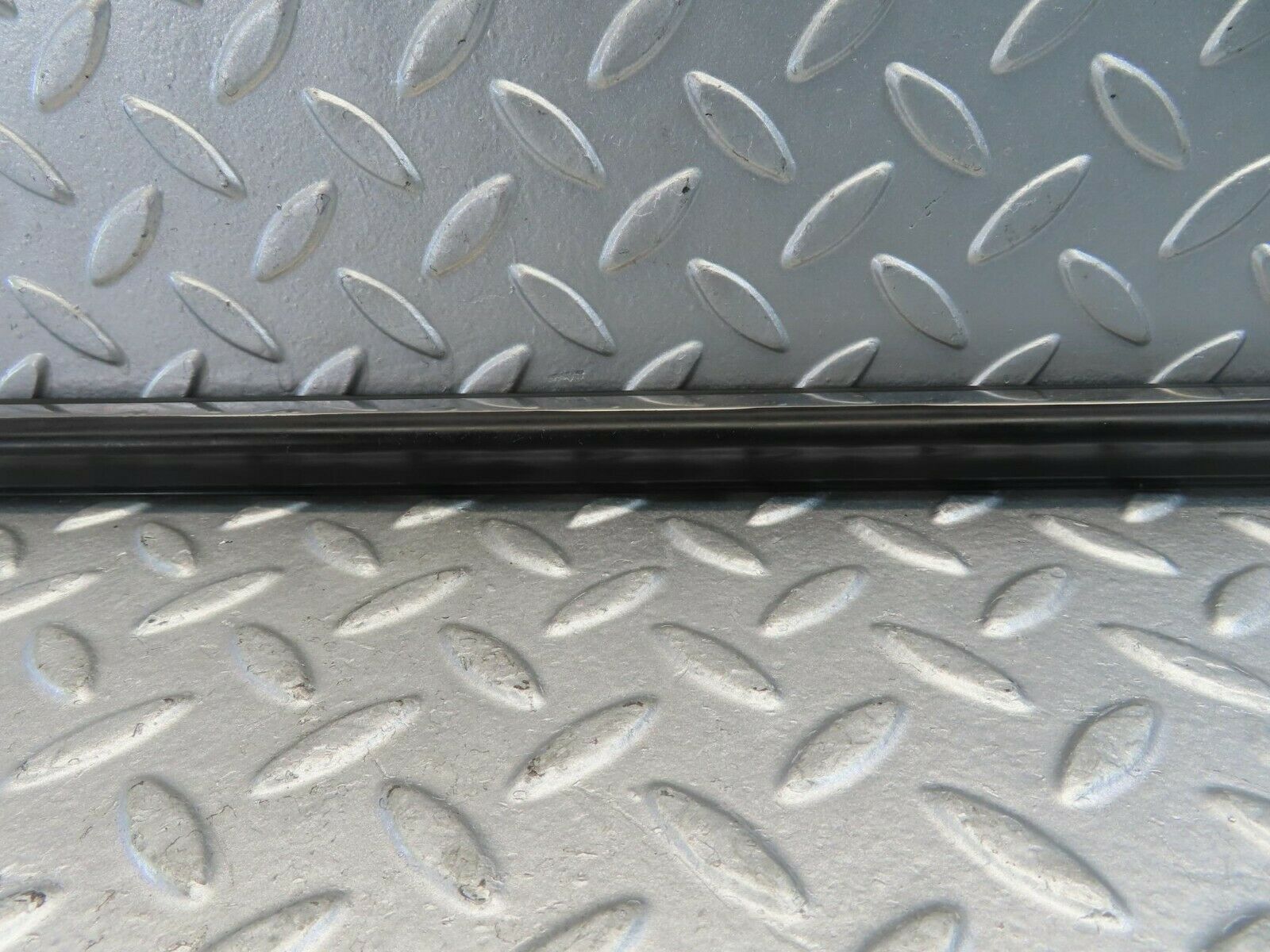 10897 Mercedes-Benz W123 230E Front Right Door Centre Moulding Trim