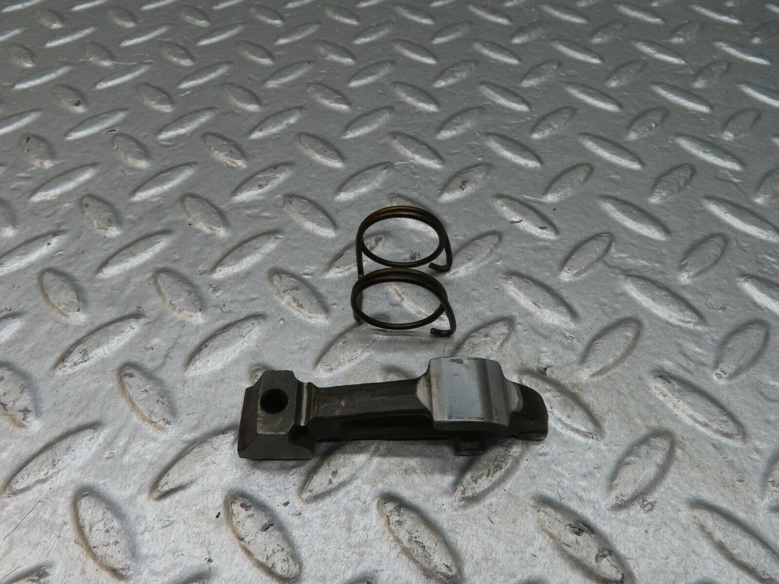 18063 Mercedes-Benz W123 200 Valve Rocker Arm With Retaining Spring