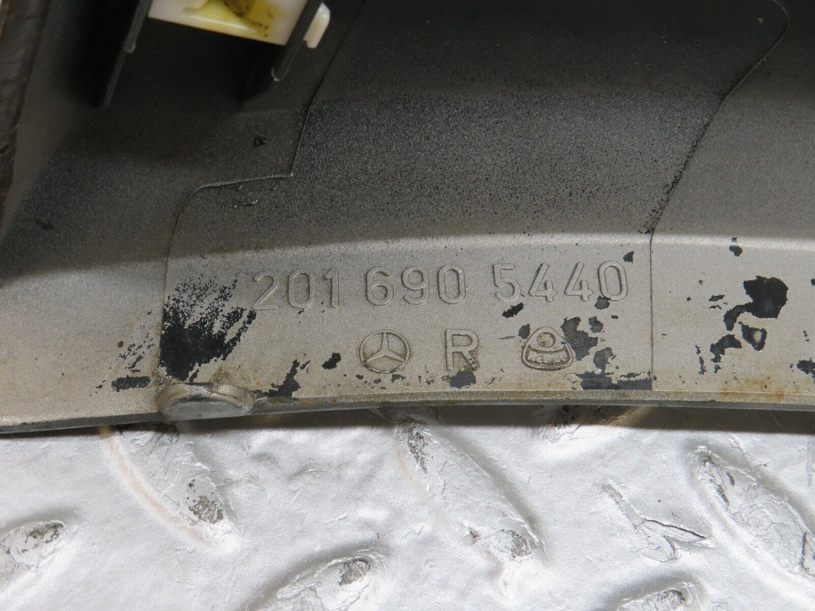 36451 Mercedes-Benz W201 190E 2.0L Front Right Fender Wing Moulding Trim 2016905440