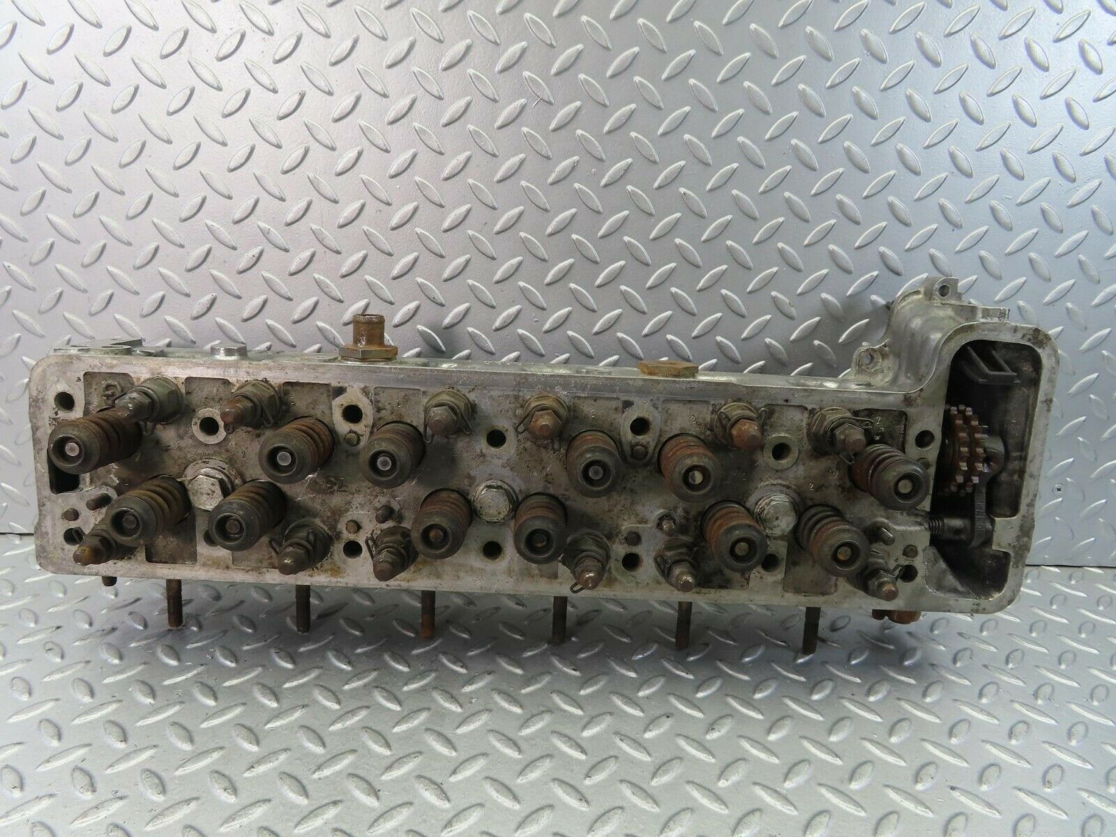 8689 Mercedes-Benz W108 Cylinder Head 1300161201