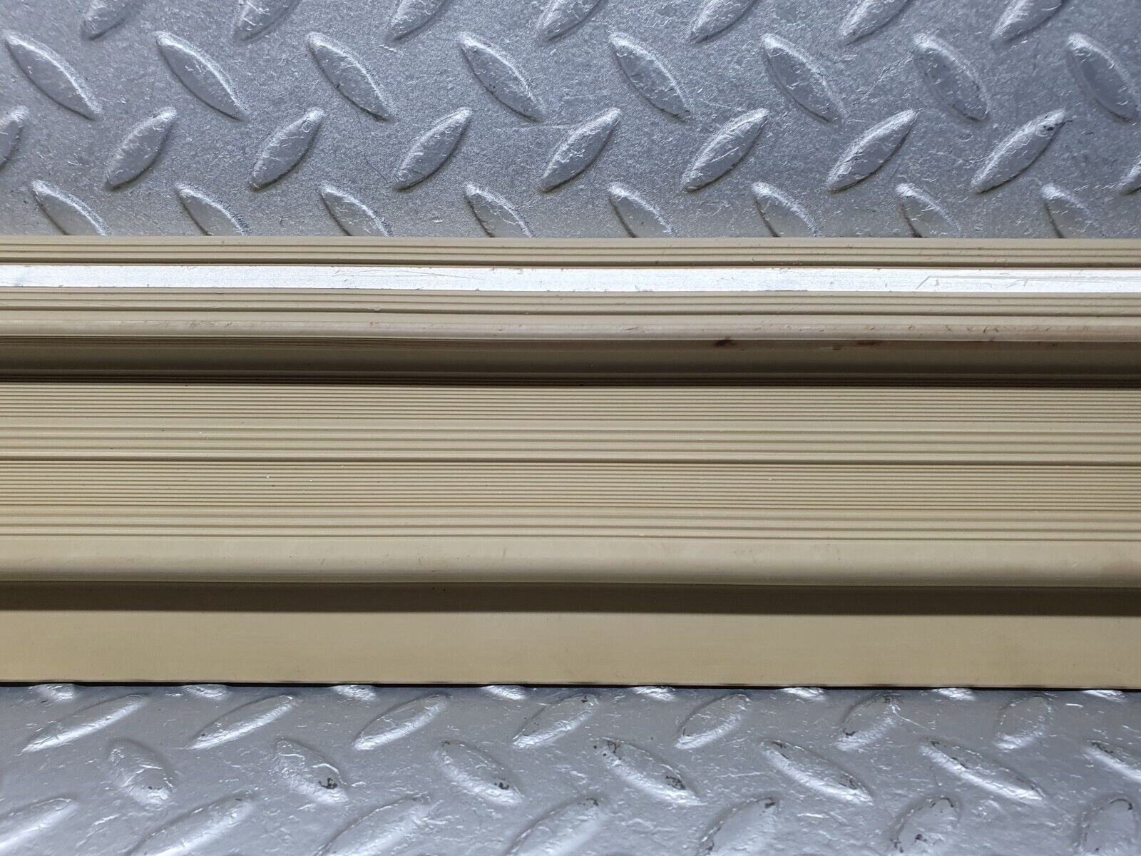 40943 Mercedes-Benz W126 300SE Front Right Door Sill Trim Beige