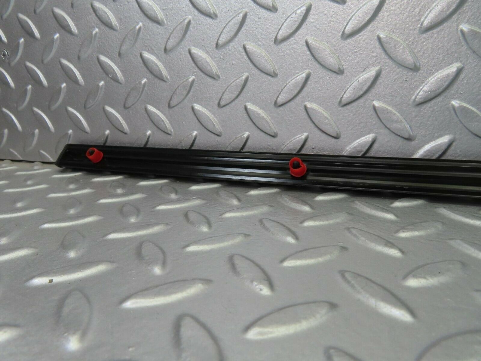 10257 Mercedes-Benz W123 Front Left Door Centre Moulding Trim