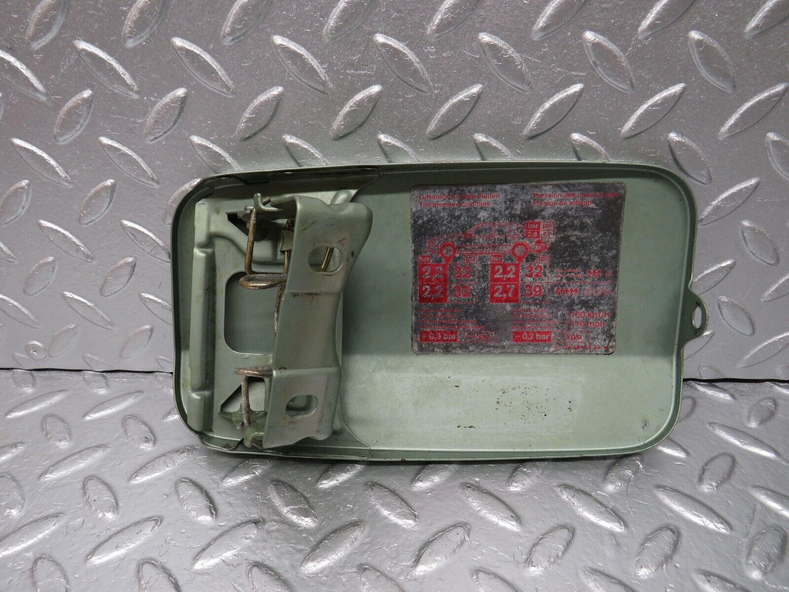 34031 Mercedes-Benz W124 260E Fuel Tank Flap Cap 1245841639