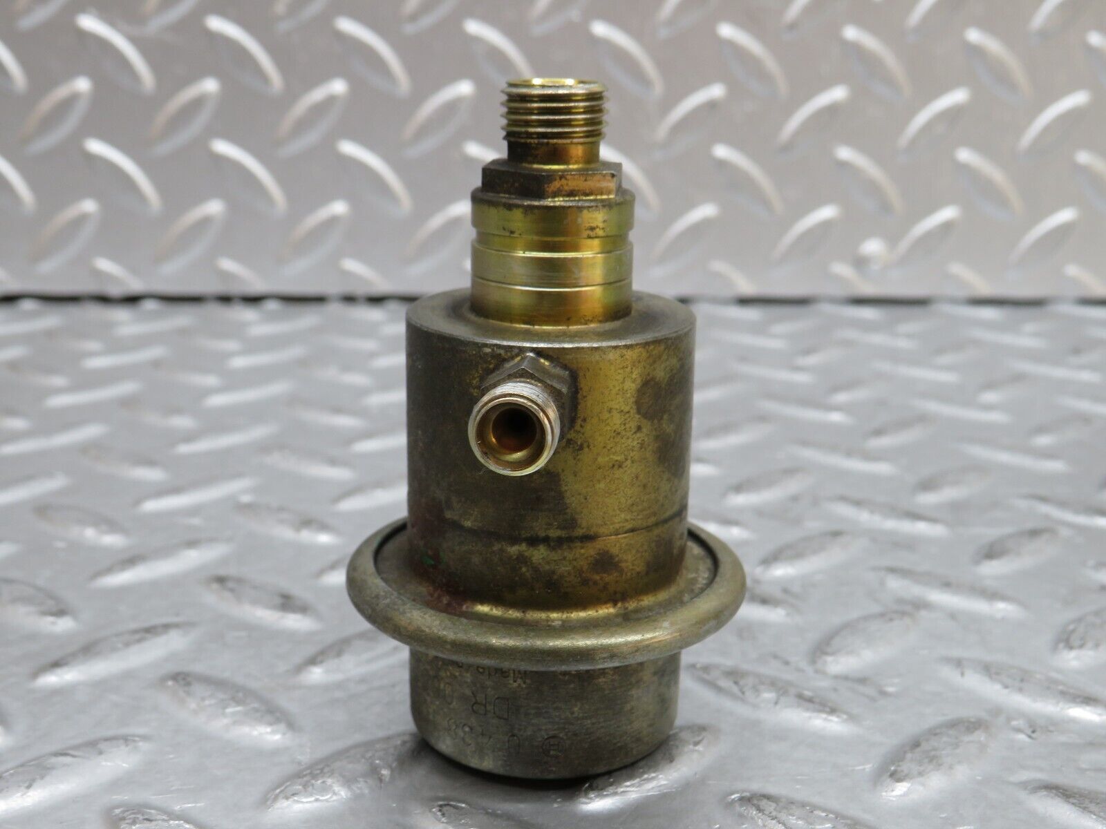 29450 Mercedes-Benz W124 230E Bosch Fuel Pressure Regulator 0438161001