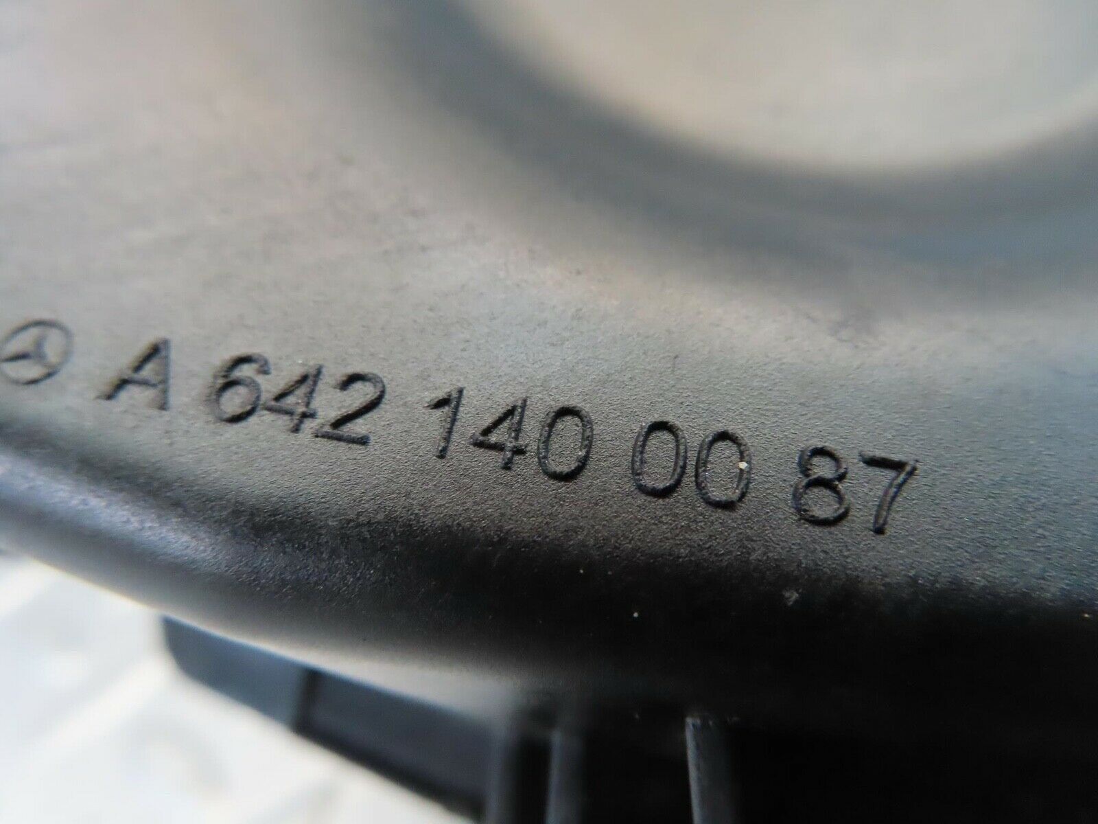 11221 Mercedes-Benz W221 S320 Air Intake Resonator Box 6421400087