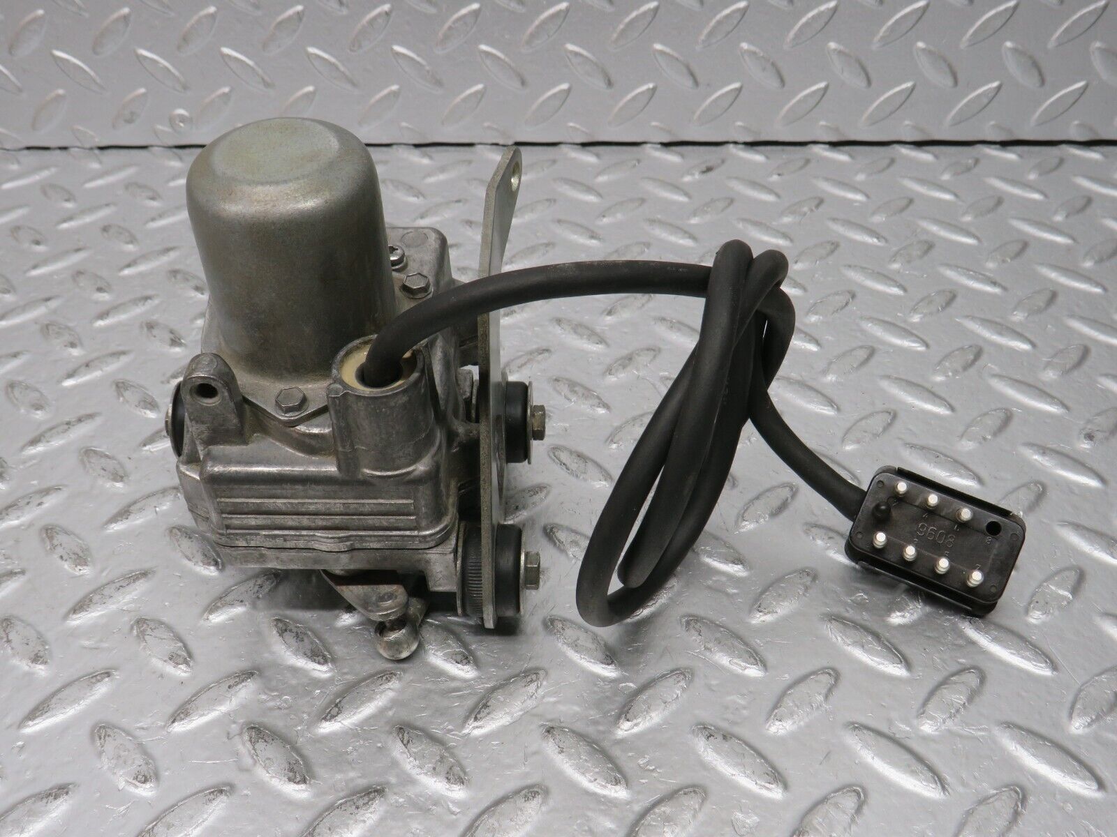 32713 Mercedes-Benz S124 300TE Wagon Cruise Control Actuator 0025458632