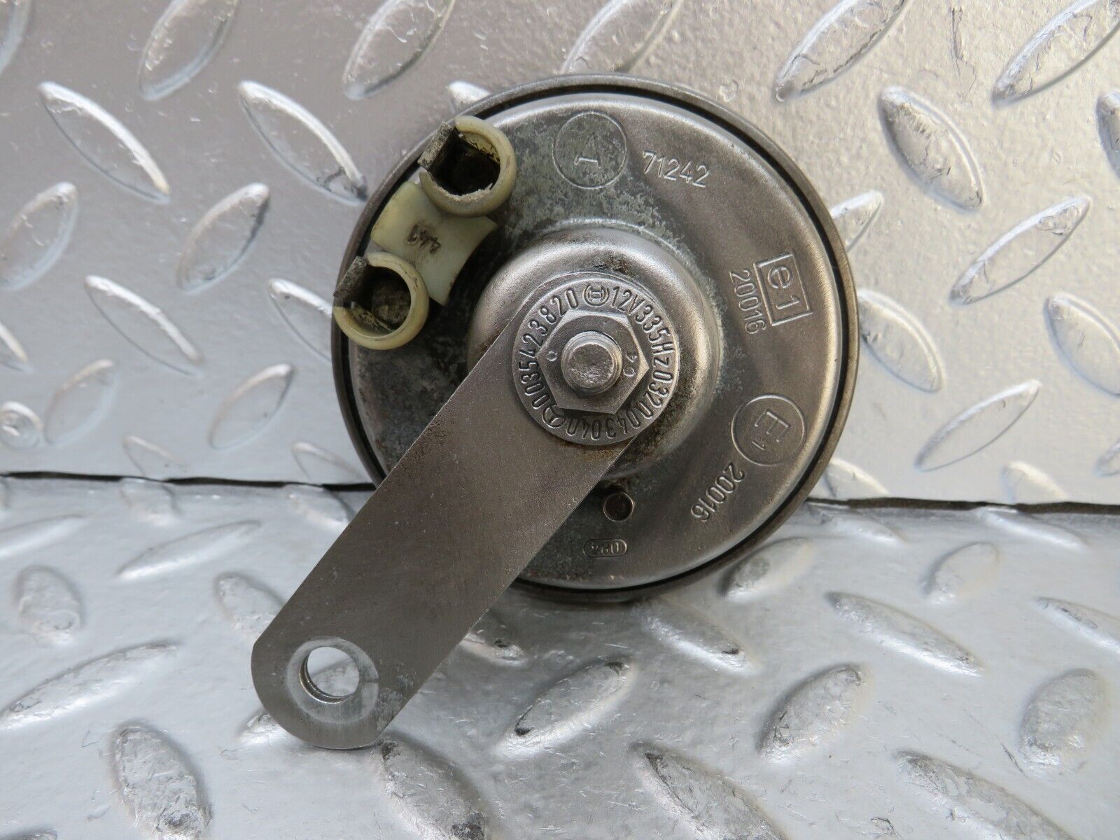 26899 Mercedes-Benz W123 240D Horn Bosch 0035423820