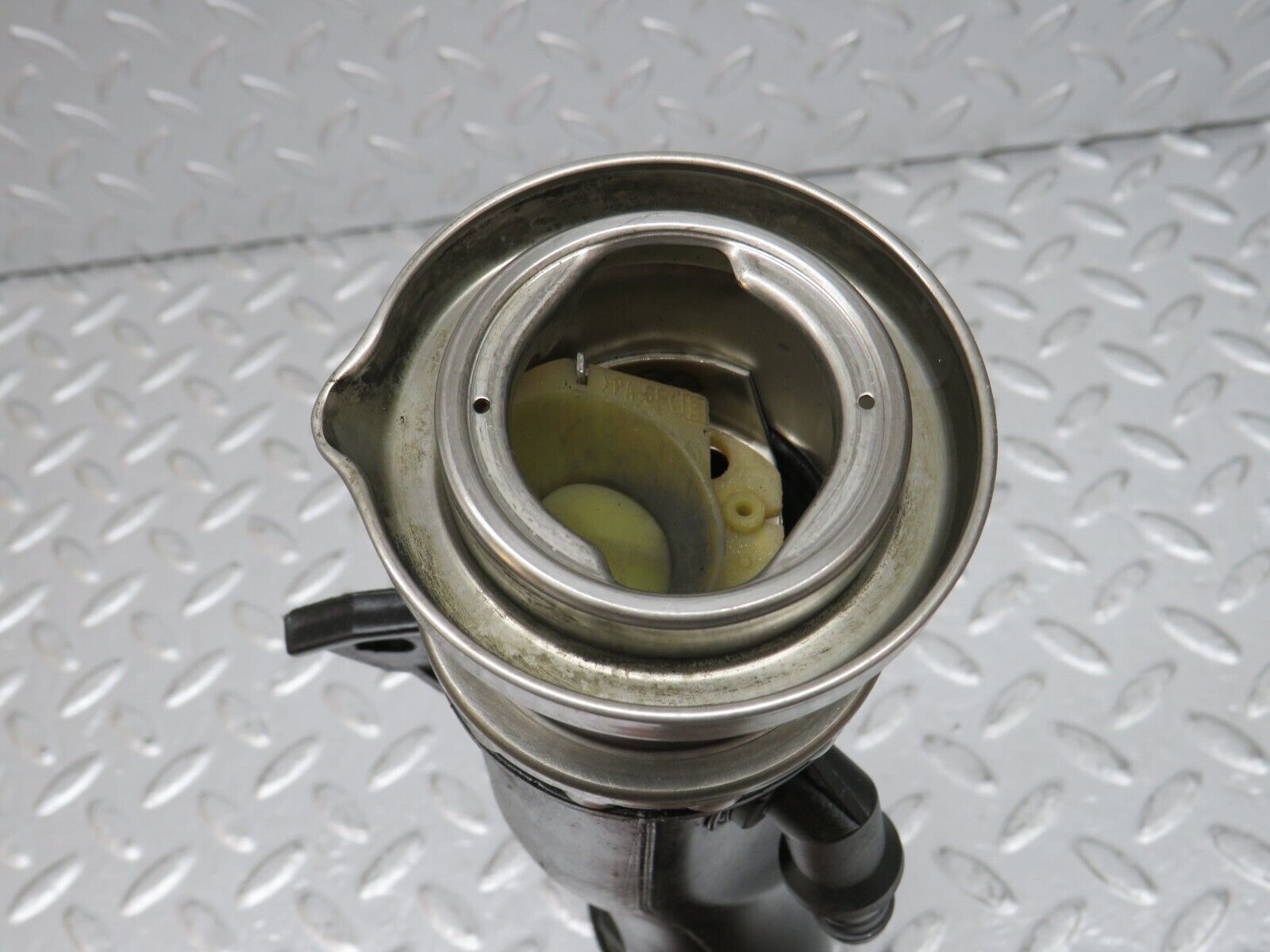 33286 Mercedes-Benz W202 C180 Fuel Tank Filling Pipe & Cap 2024700320