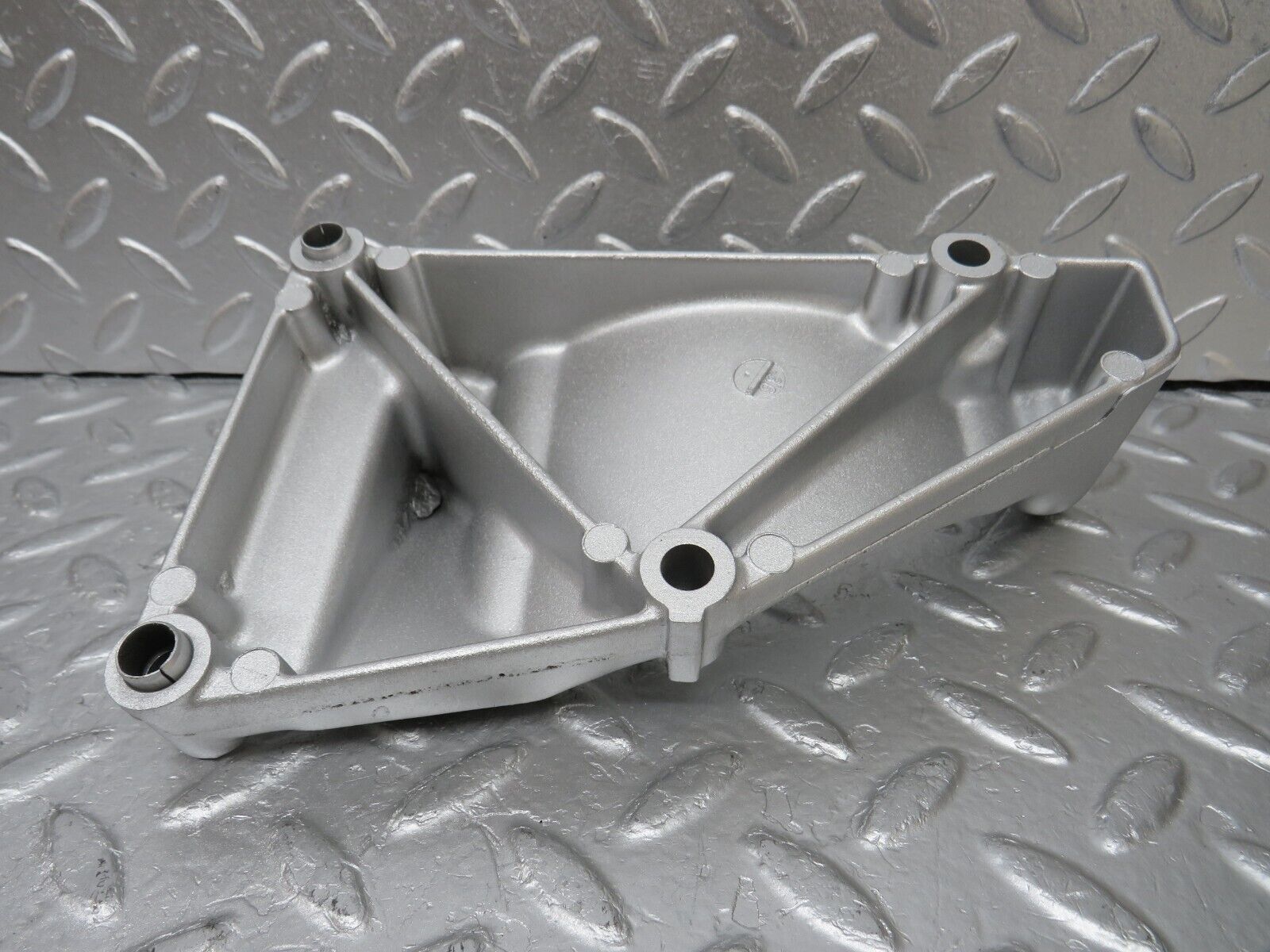 34686 Mercedes-Benz W124 260E Alternator Generator Mount Bracket 1031550435