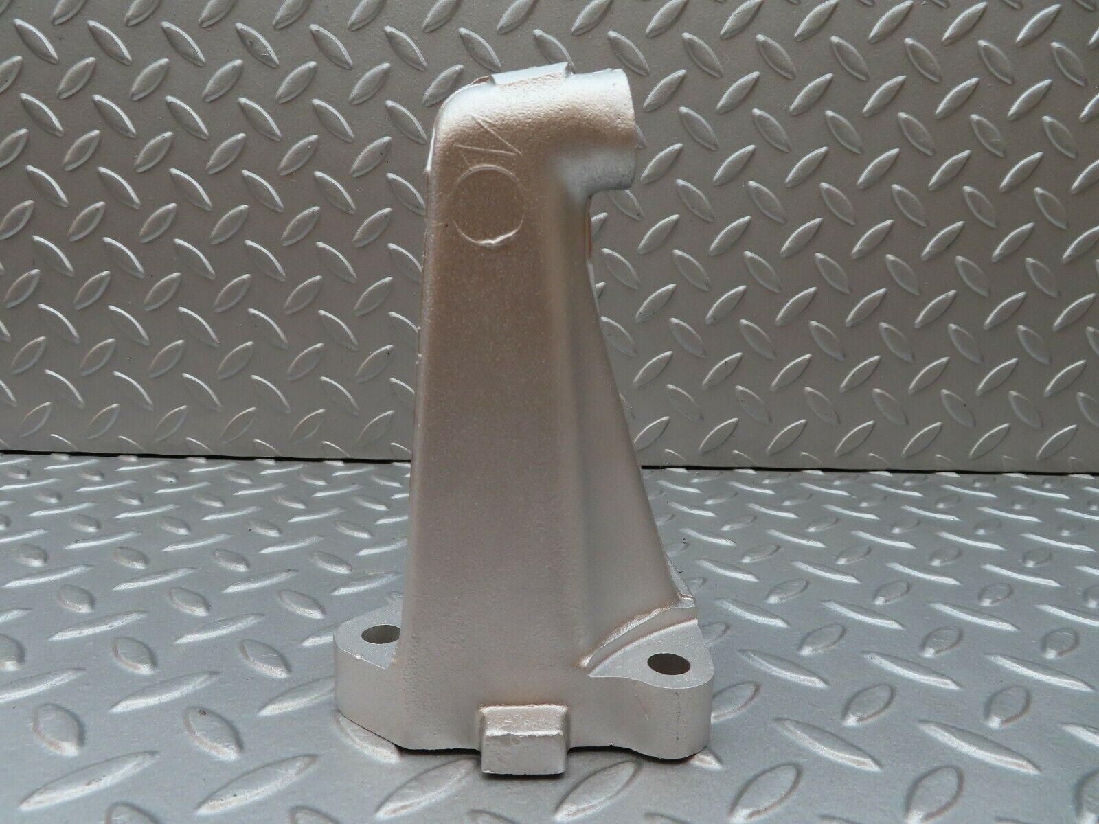 3832 Mercedes-Benz S123 200T Wagon Engine Mount Bracket Right Side 1022230304