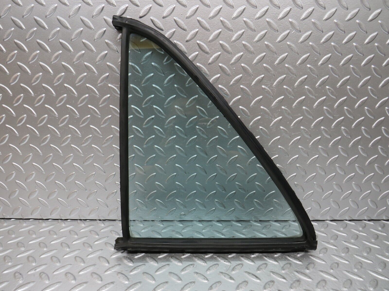 26829 Mercedes-Benz W123 240D Rear Left Quarter Glass