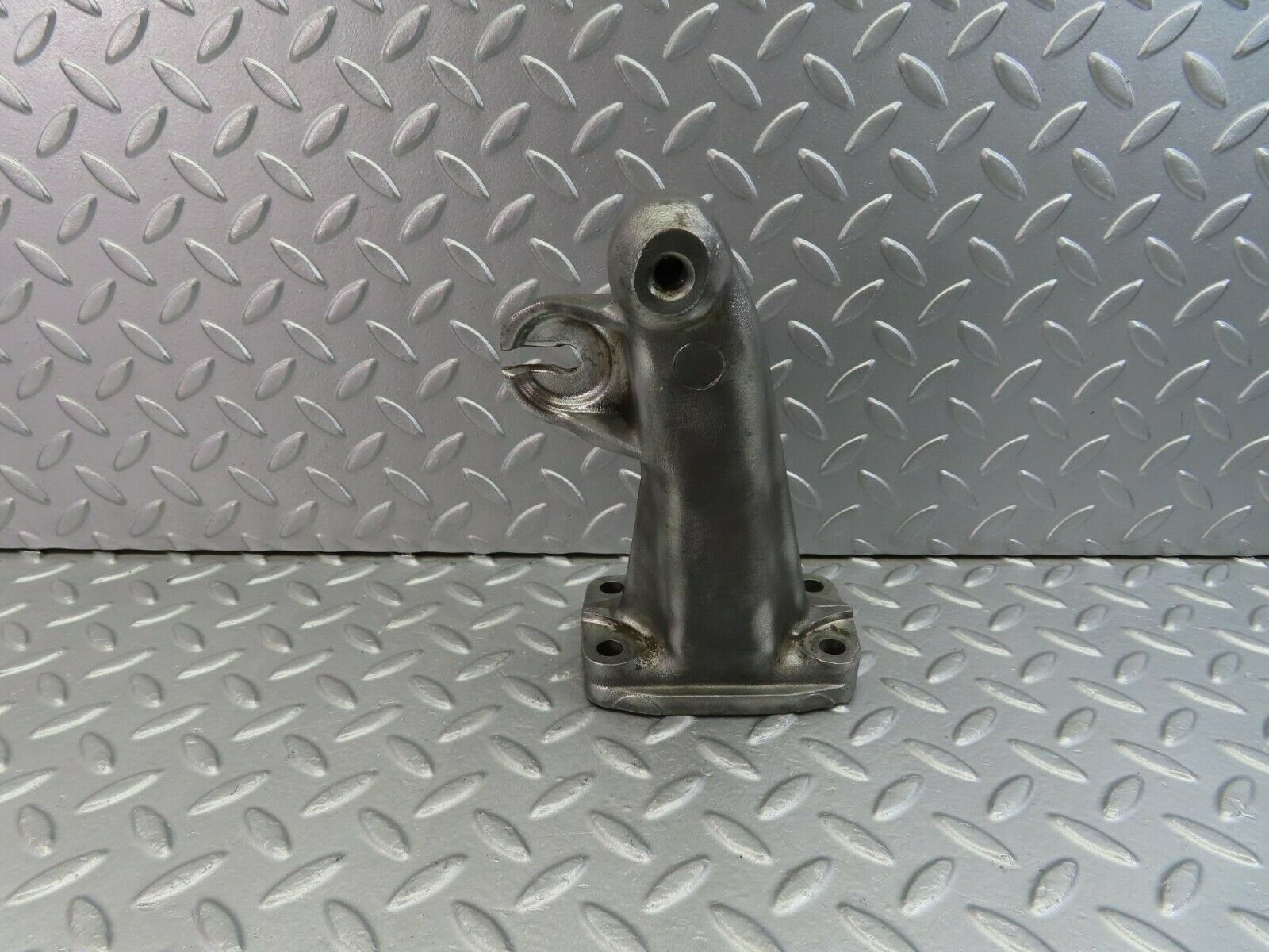 9811 Mercedes-Benz C123 280CE Coupe Engine Mount Bracket Right Side 1232230304