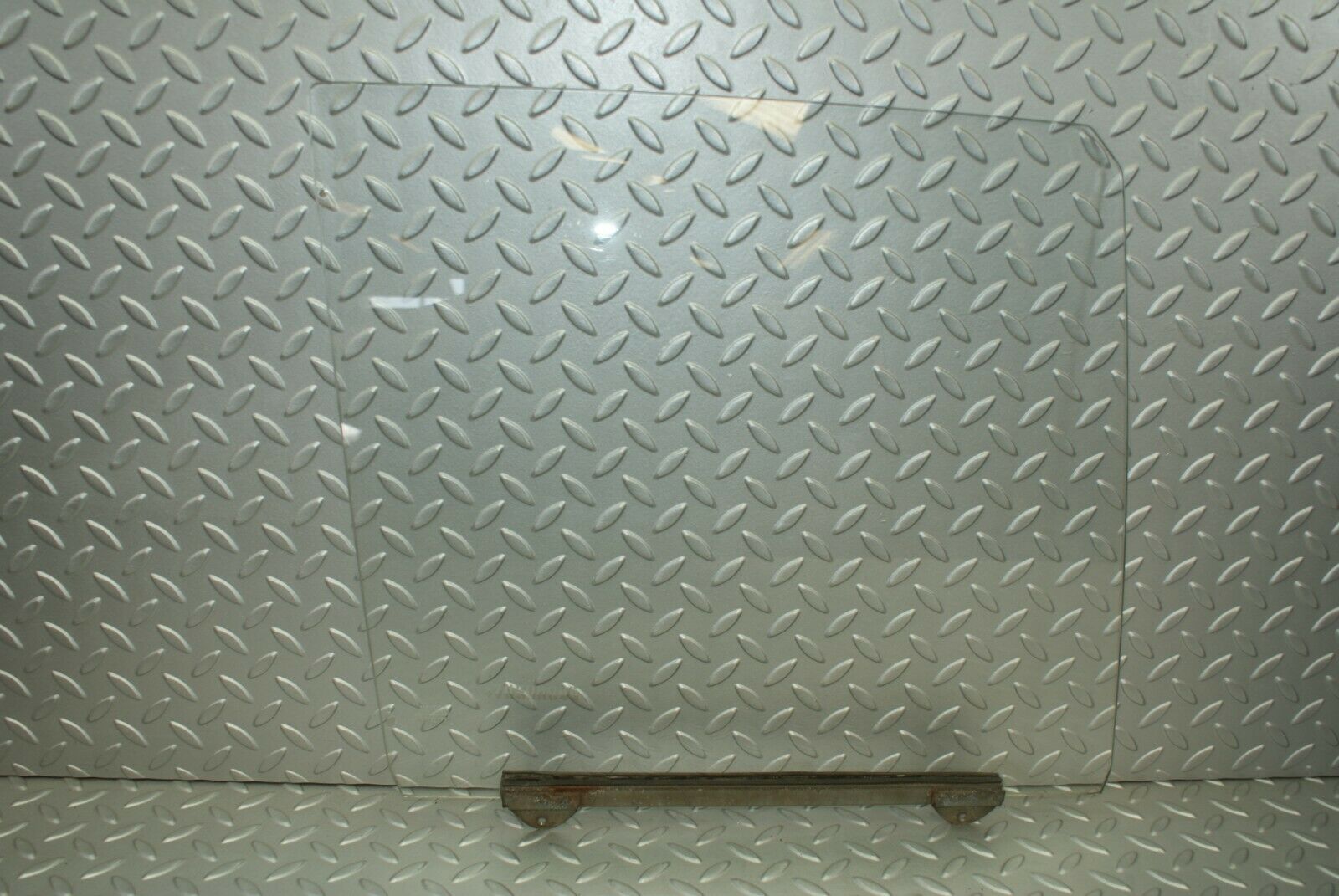 3097 Mercedes-Benz W115 220D Front Right Door Window Glass