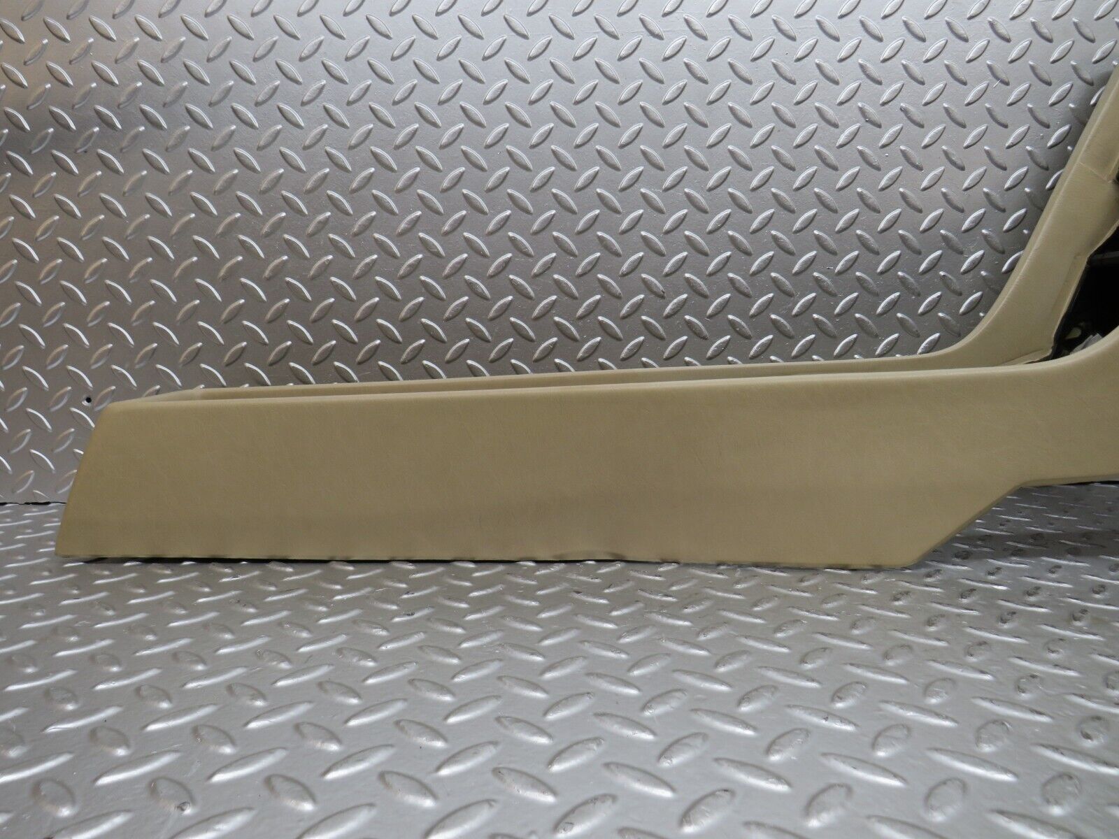 27619 Mercedes-Benz S124 300TE Wagon Centre Console Beige