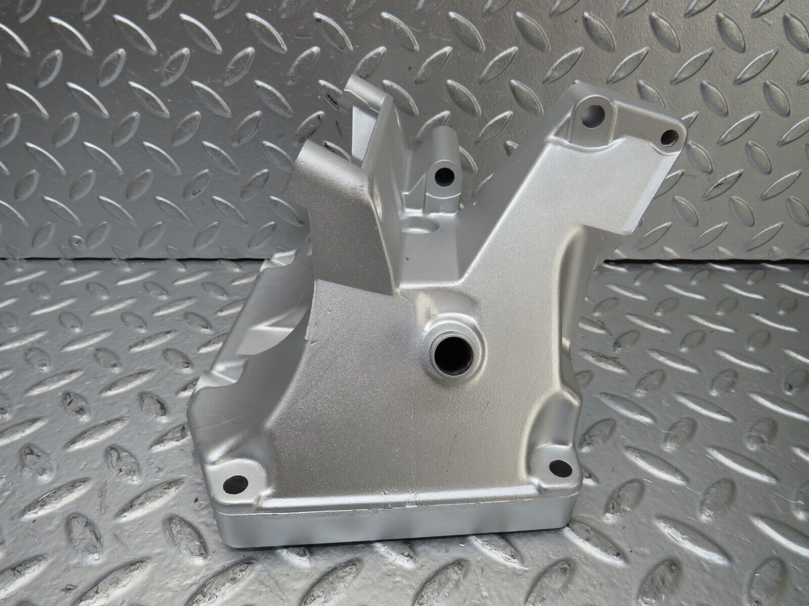 25957 Mercedes-Benz W124 280E Power Steering Pump Bracket 1031310935