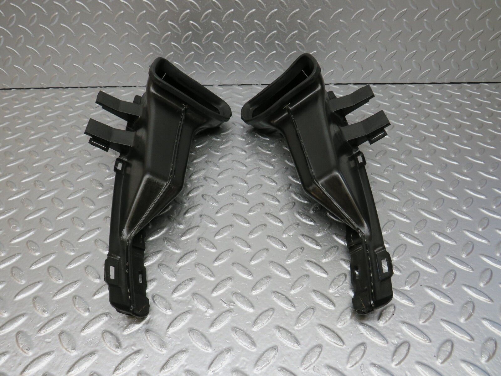 32434 Mercedes-Benz S124 300TE Wagon Air Duct Vent Pair