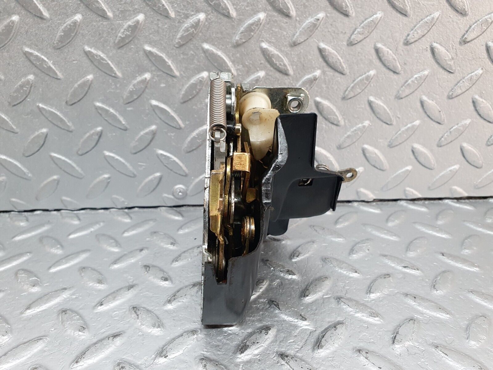 41072 Mercedes-Benz W126 300SE Front Left Door Lock Mechanism 1237230108