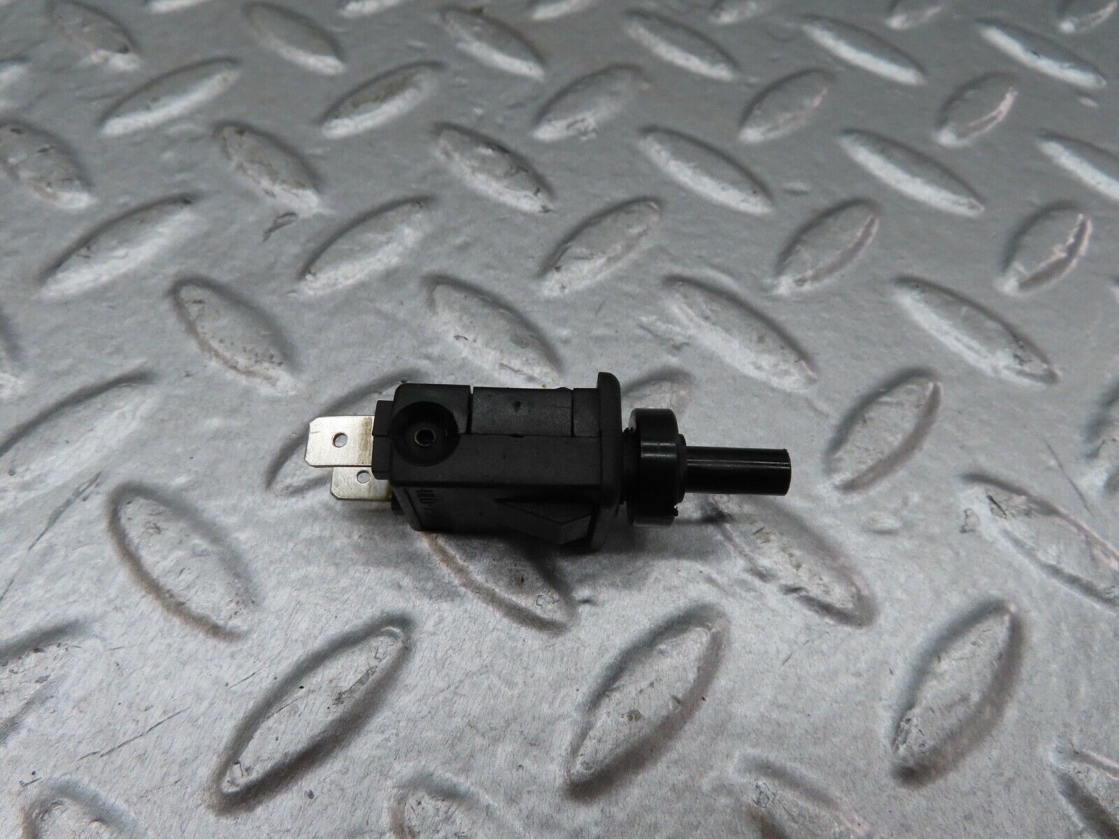 18086 Mercedes-Benz W123 200 Door Contact Switch 0008212852