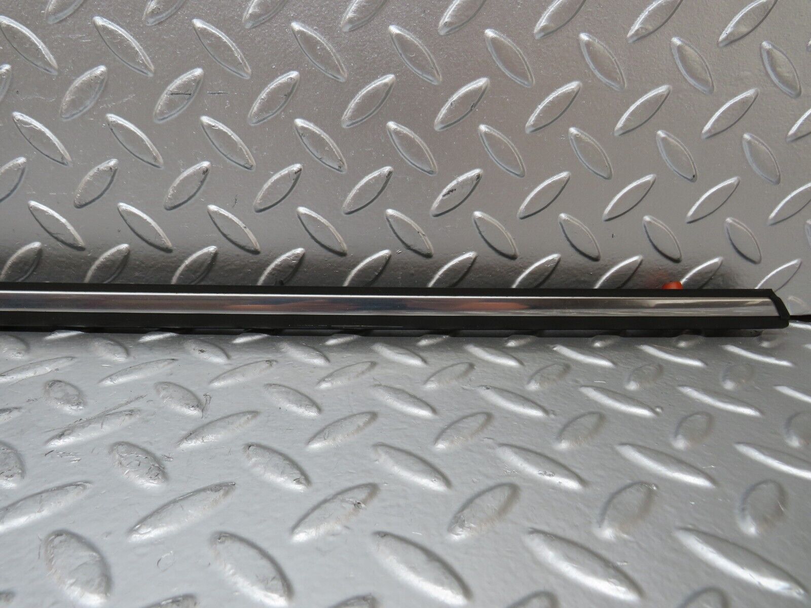 27109 Mercedes-Benz W123 280E Front Left Fender Wing Centre Moulding Trim