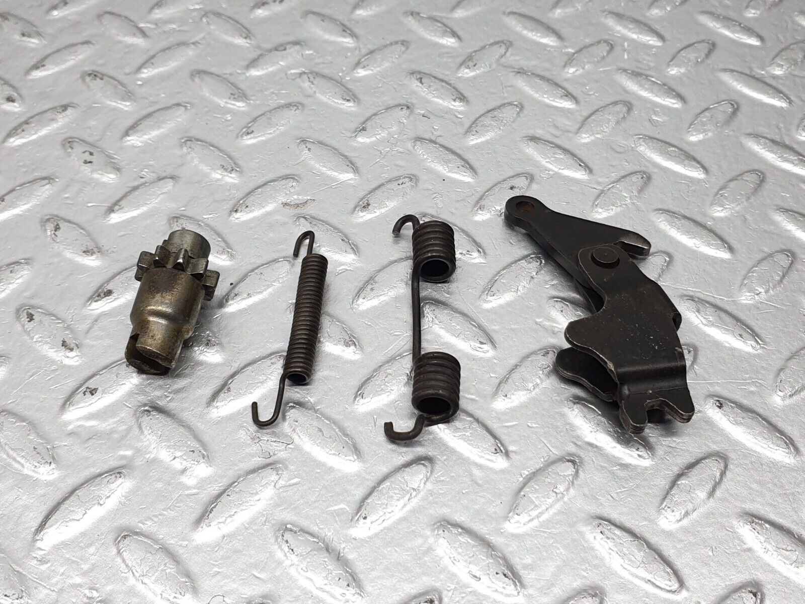 40823 Mercedes-Benz W123 300D Rear Brake Shoes Set Left Side 1234230006