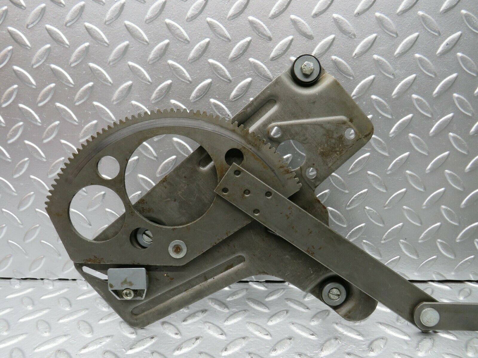 22892 Mercedes-Benz C107 450SLC Rear Right Power Window Regulator 1076701003