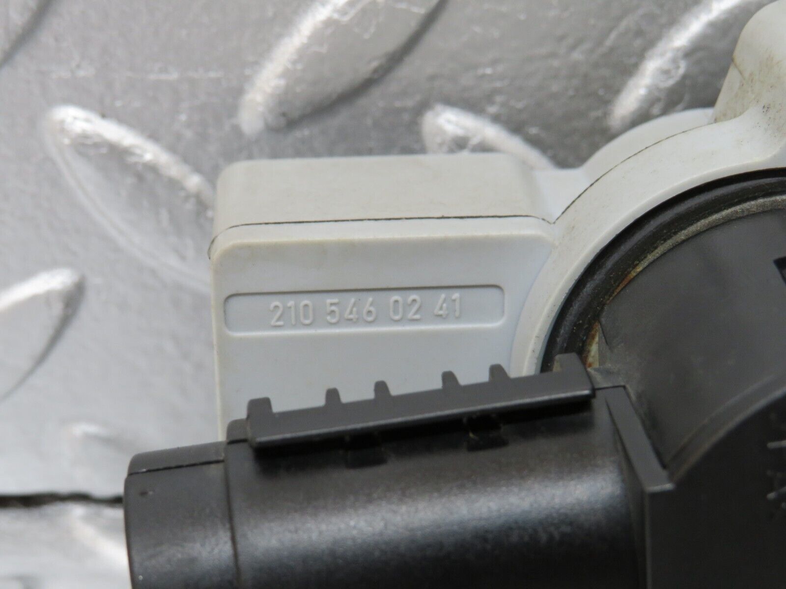 34897 Mercedes-Benz W210 320E Battery Positive Cable Connector 0055463937