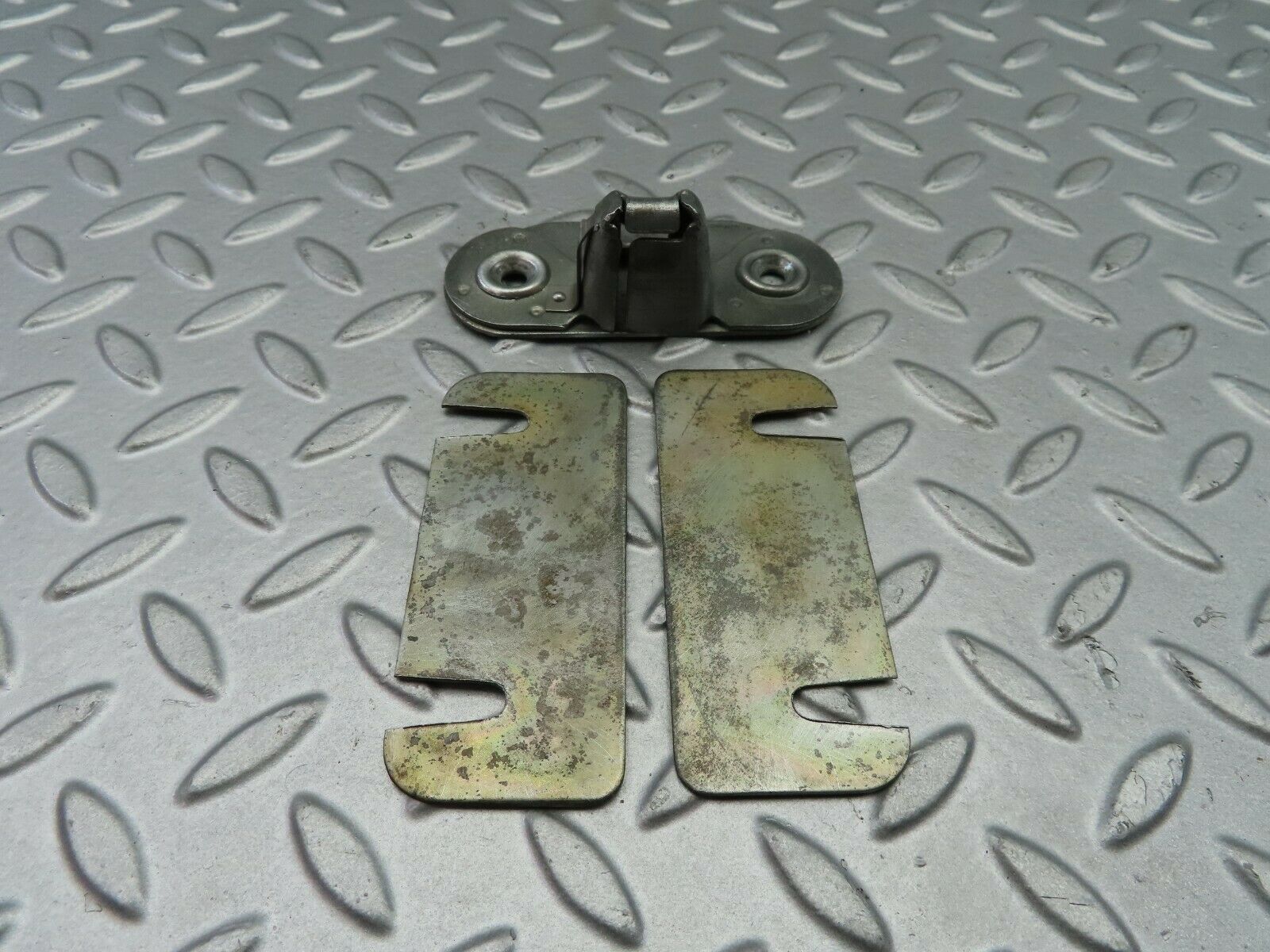 7187 Mercedes-Benz C107 350SLC Coupe Boot Latch Lock