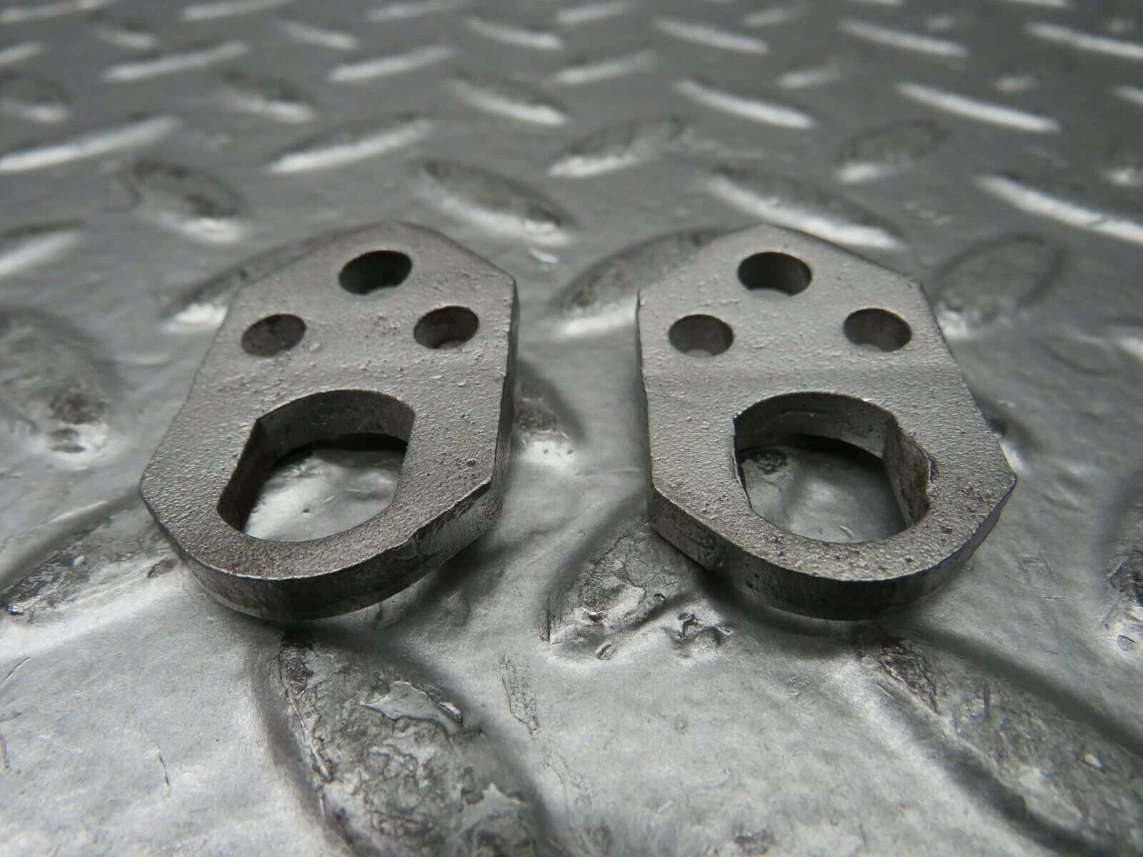 23172 Mercedes-Benz C107 450SLC Coupe Fuel Injector Bracket Pair