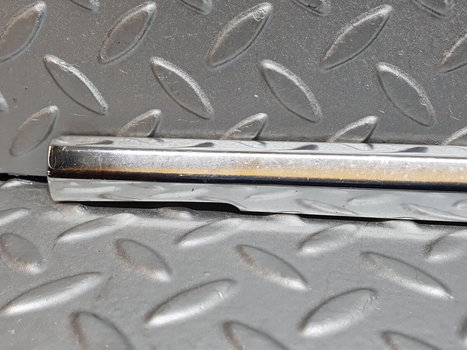 41190 Mercedes-Benz W126 300SE Front Left Door Chrome Moulding Trim