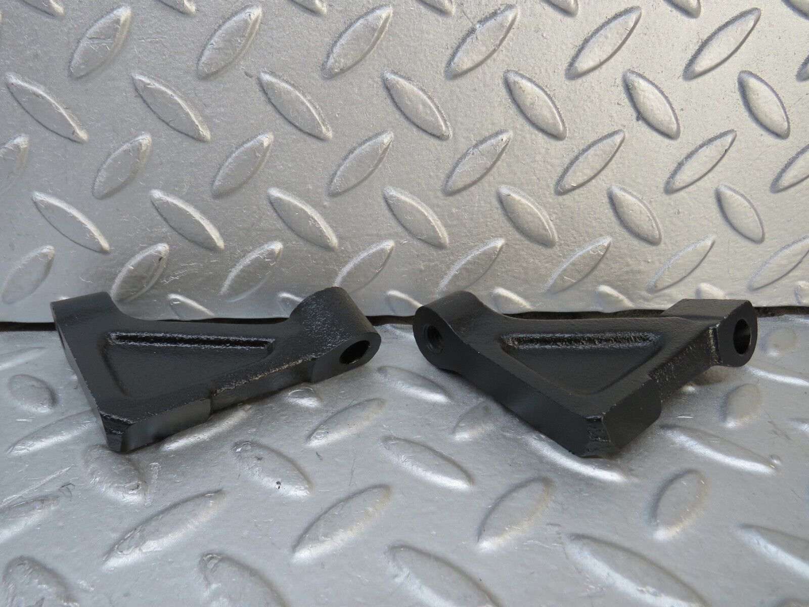 37656 Mercedes-Benz W109 300SEL Engine Mount Bracket 1160110995 1160110895