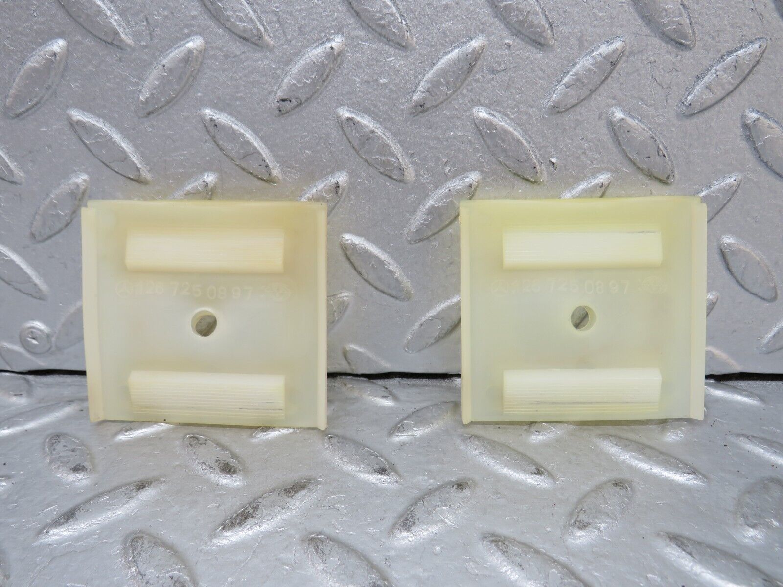 37816 Mercedes-Benz A124 320E Cabriolet Door Window Guide Bracket Plastic 2x 1267250897