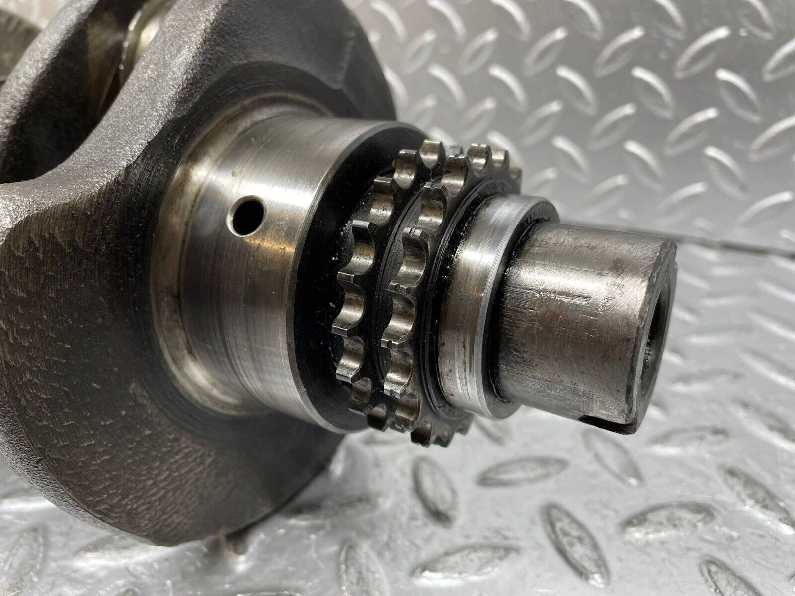 0349 Mercedes-Benz W123 220D Crankshaft  61504