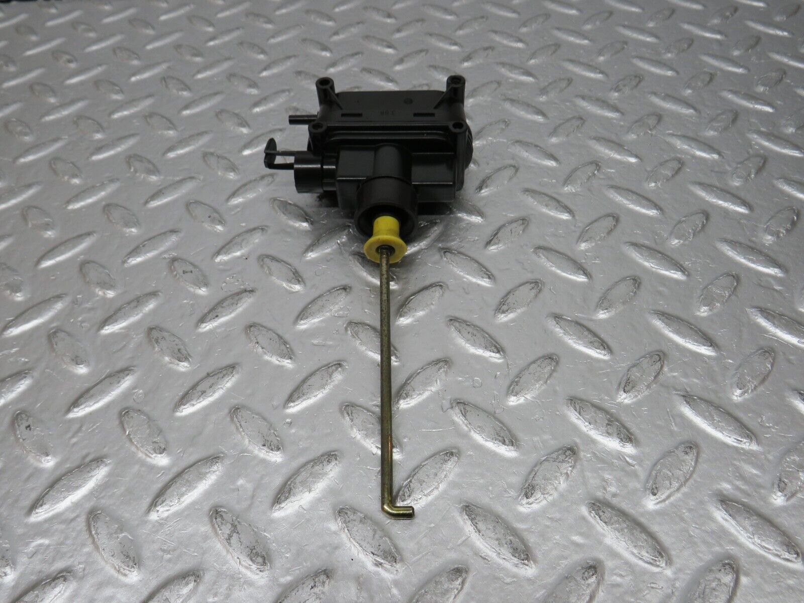 32494 Mercedes-Benz S124 300TE Wagon Trunk Lock Vacuum Actuator