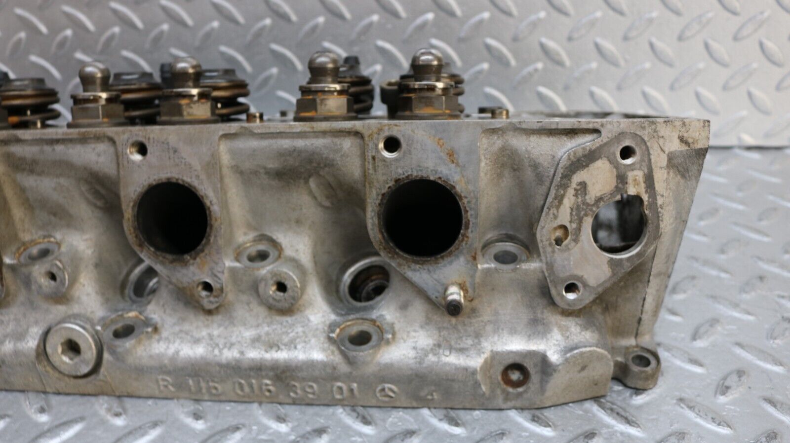 37171 Mercedes-Benz C126 420SEC Coupe Cylinder Head Right Side 1160163901