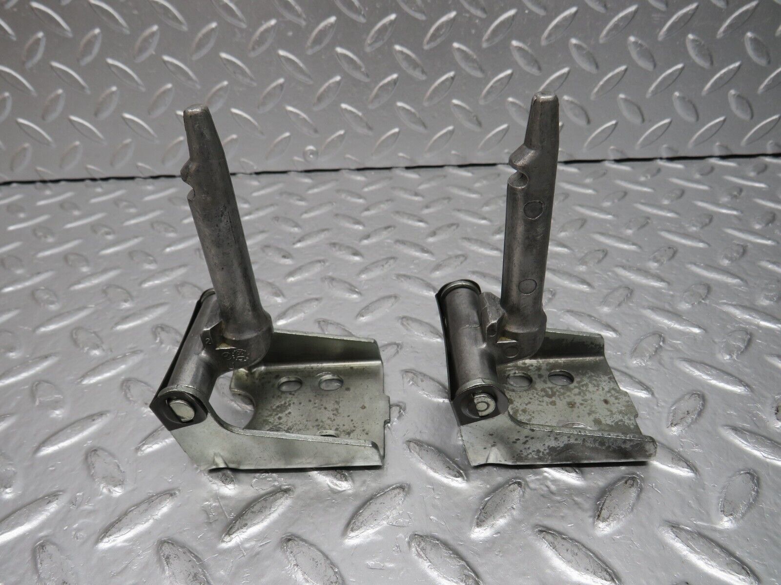 32555 Mercedes-Benz S124 300TE Wagon Rear Seat Hinge