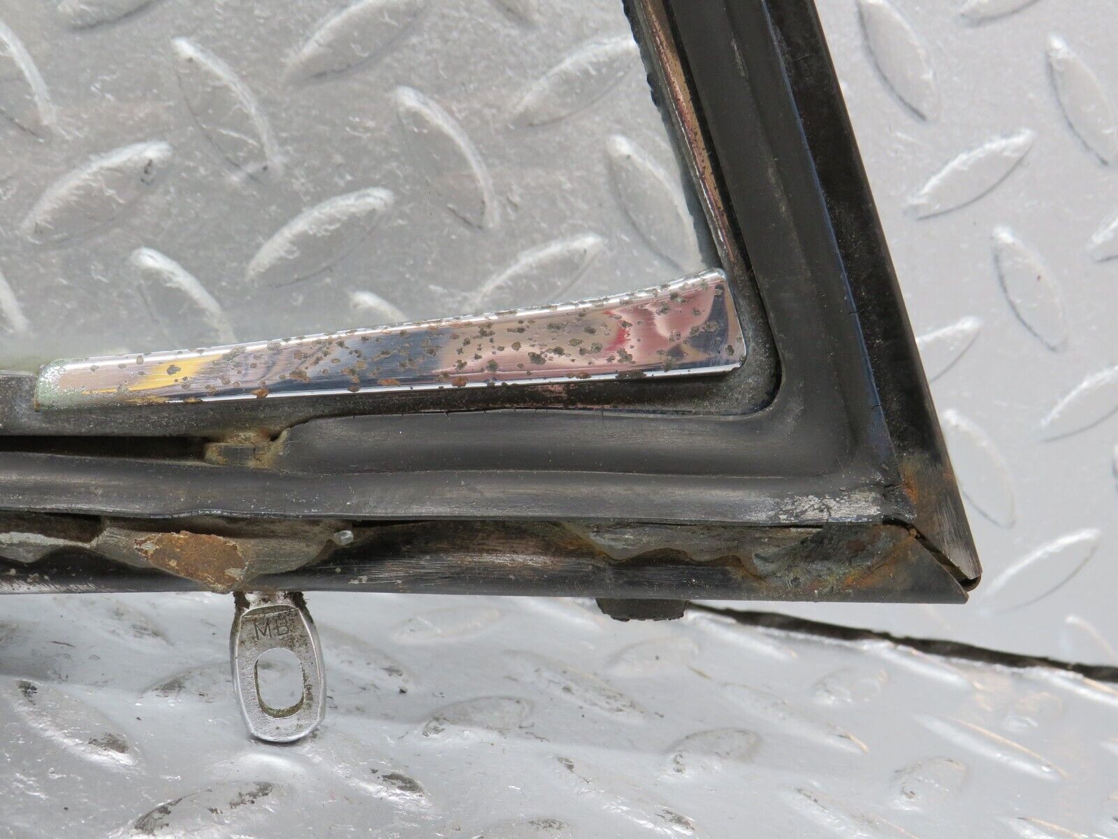 40500 Mercedes-Benz W110 230 Front Right Quarter Window